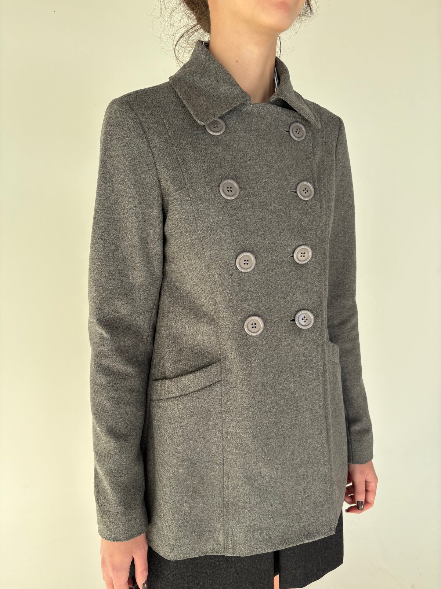 Jacheta silver gray din stofă extrafina cu ținuta și închidere dublă