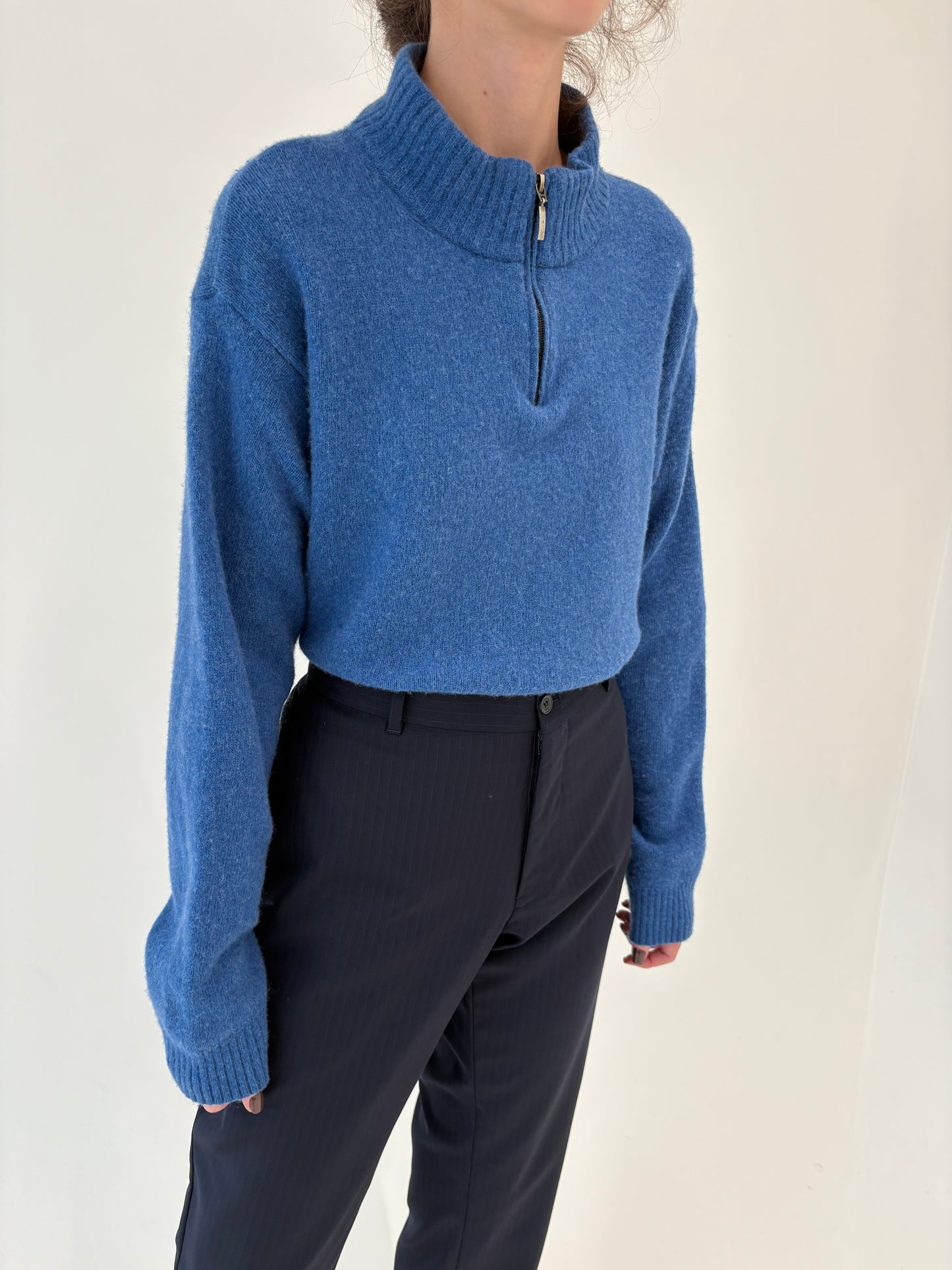 Maleta tall de gramaj mare albastru ciel cu influențe sport din lana merino