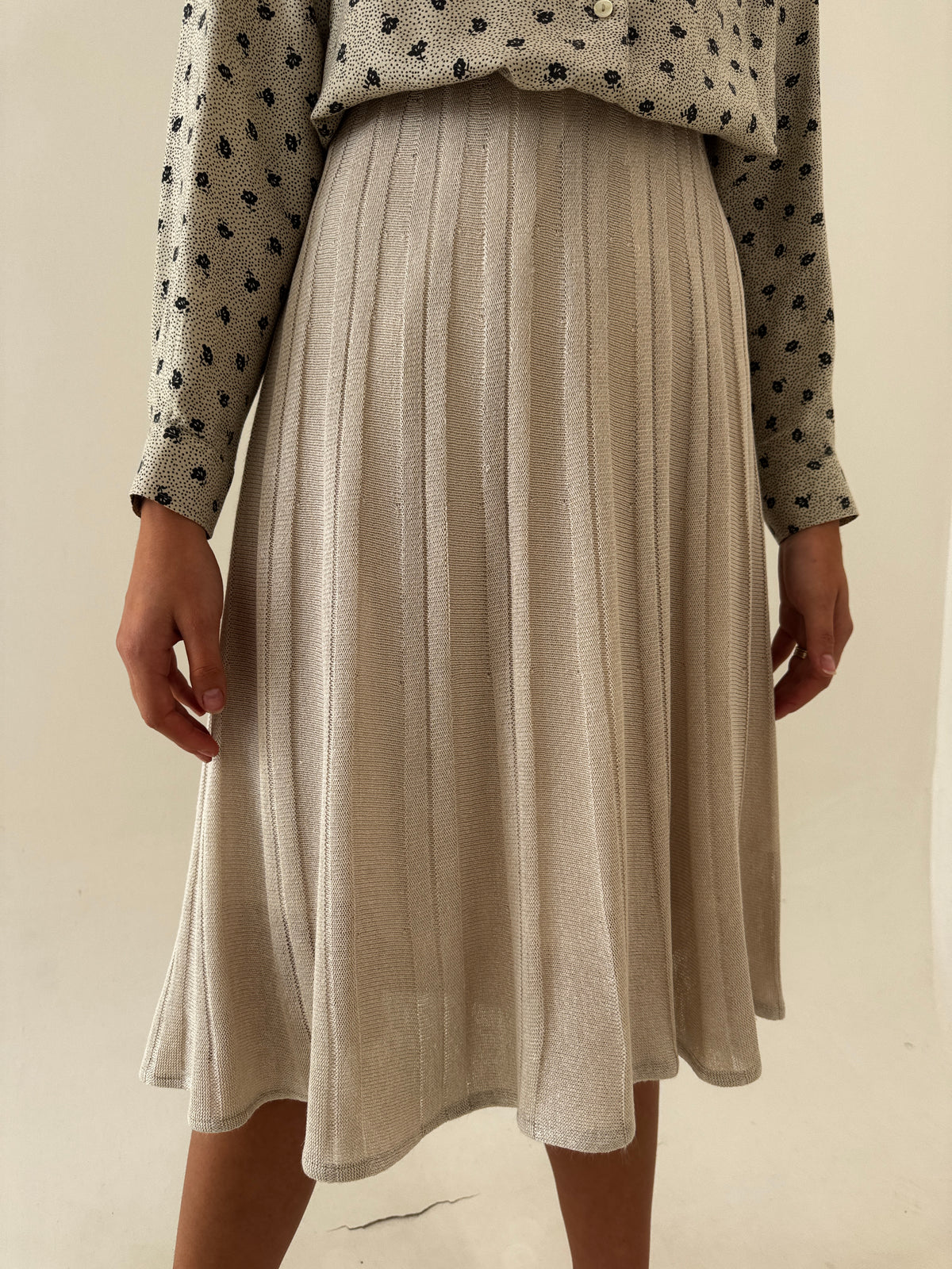 Fustă plisata sand nude din tricot texturat cu dungi verticale și talie elastică