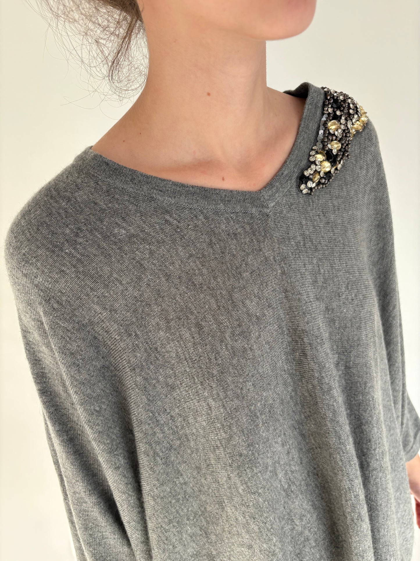 Pulover în croi tip capa din lana merino extrafina cu aplicații