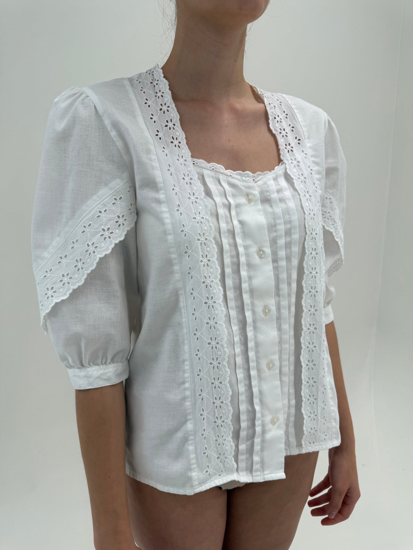 Cămașa vintage cu mâneci bufante și broderie anglaise din pânză