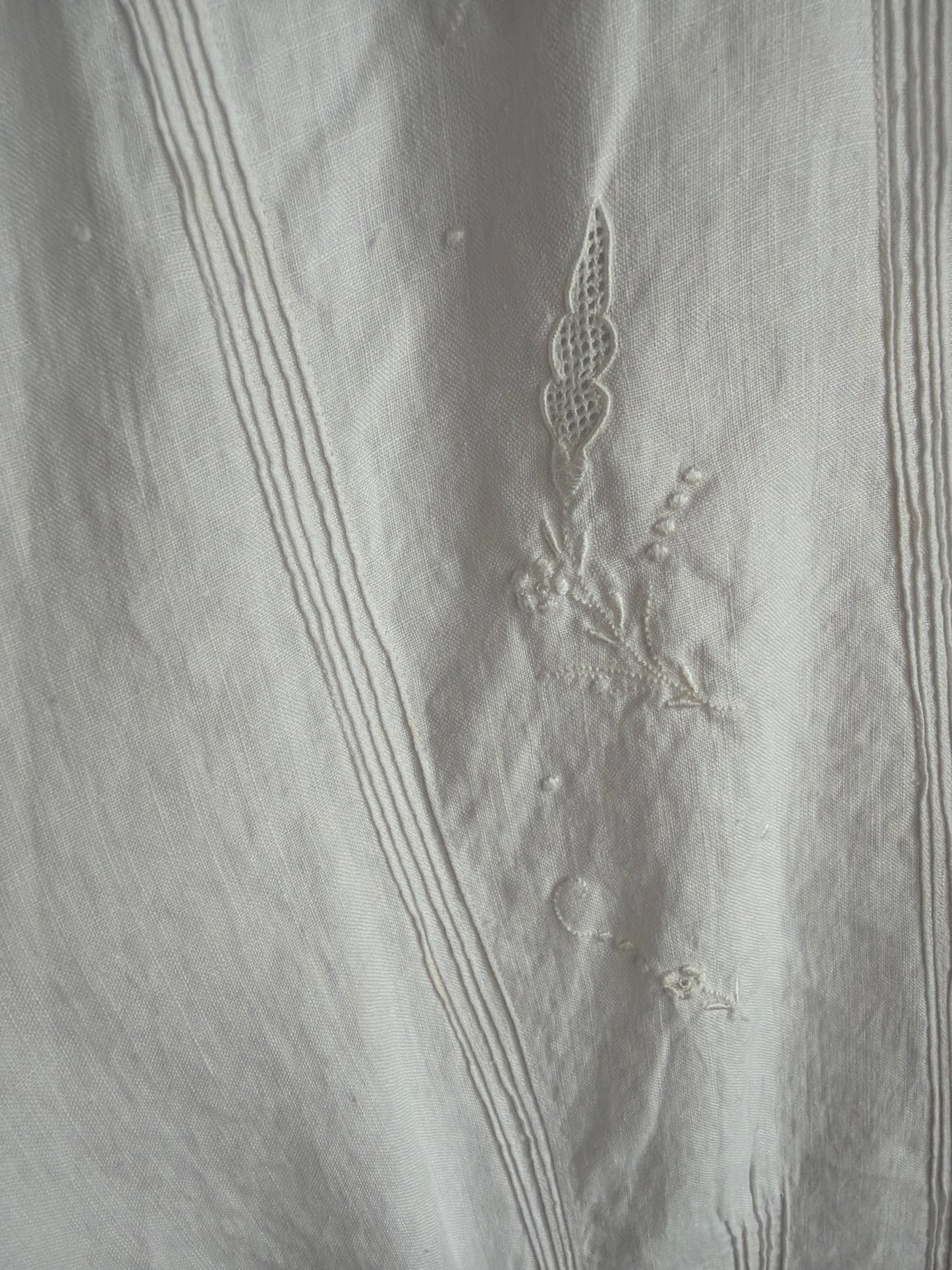 Rochie vintage italiană cu broderie manuală superbă din cel mai fin și moale în reglabilă