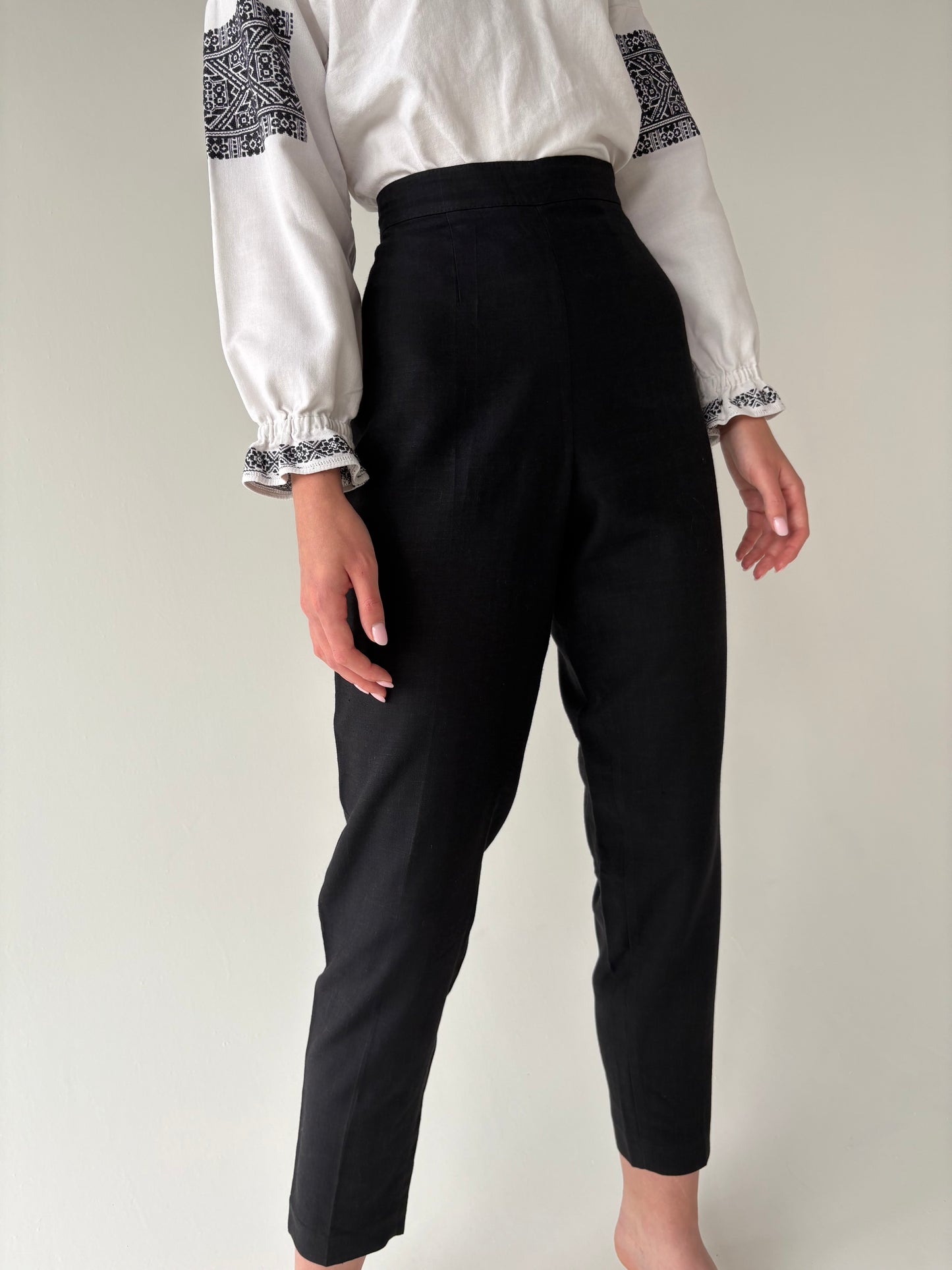 Pantaloni negri țigaretă din in cu talie ultra înaltă marcată