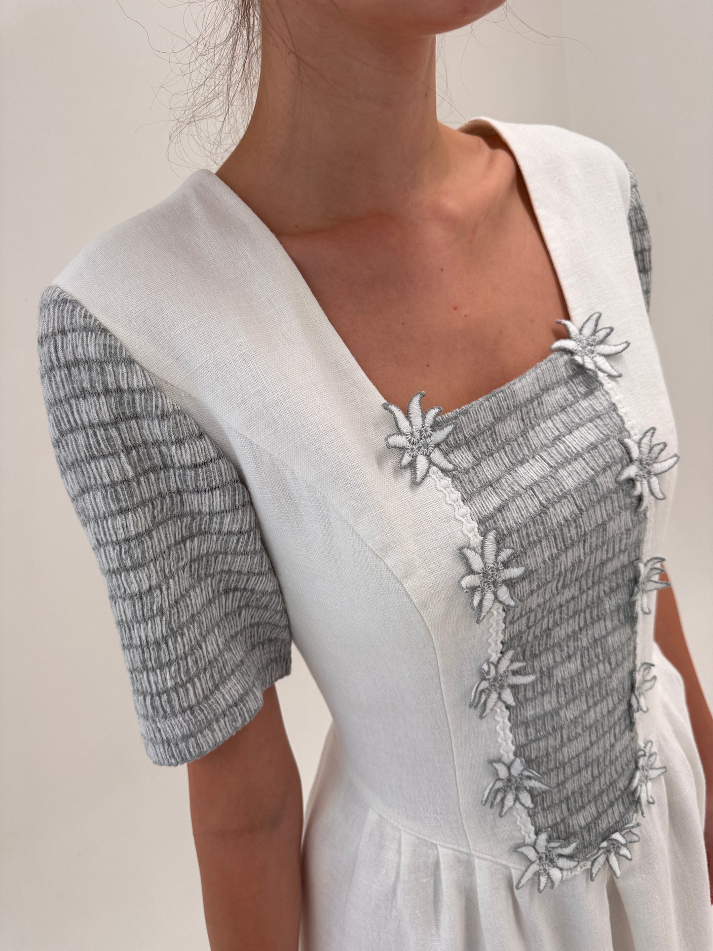 Rochie vintage excepțională cu corsaj din pânză de in silver gray și alb
