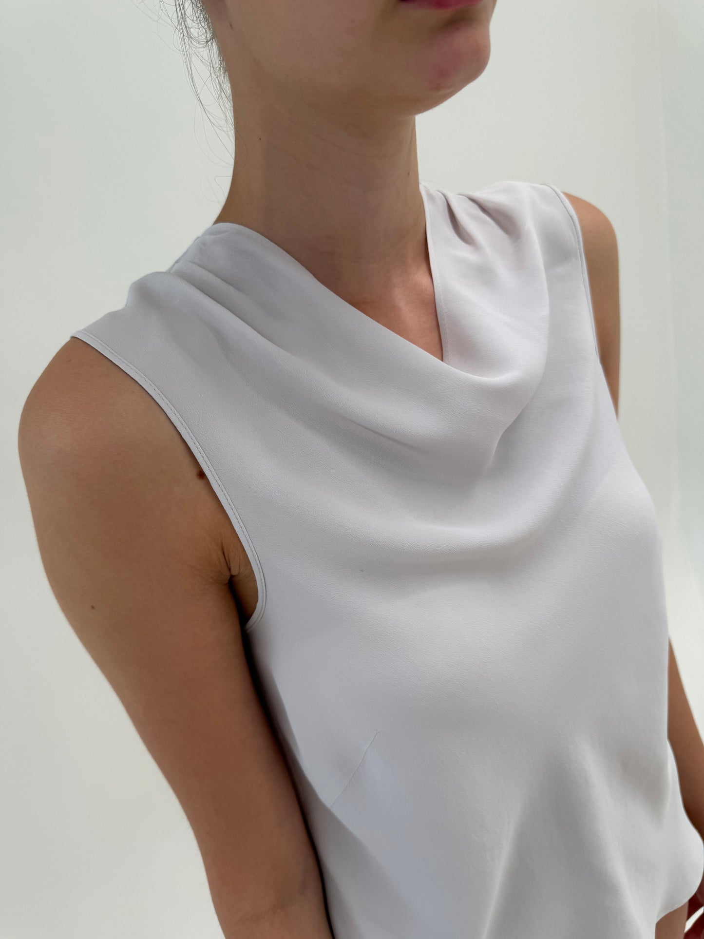 Top italian din mătase naturală silver gray în croi drapat bie minimalist