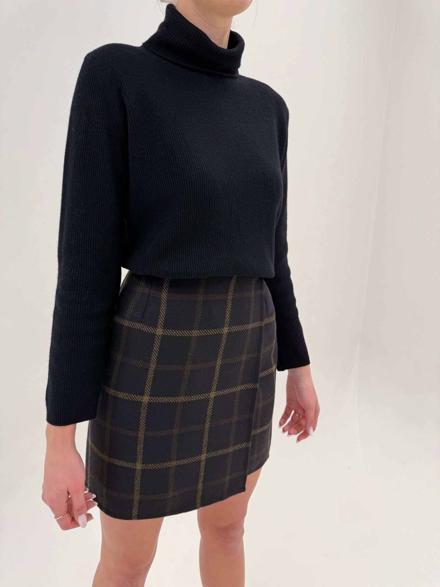 Fustă neagră petrecută în carouri camel din lana extrafina  de primăvară