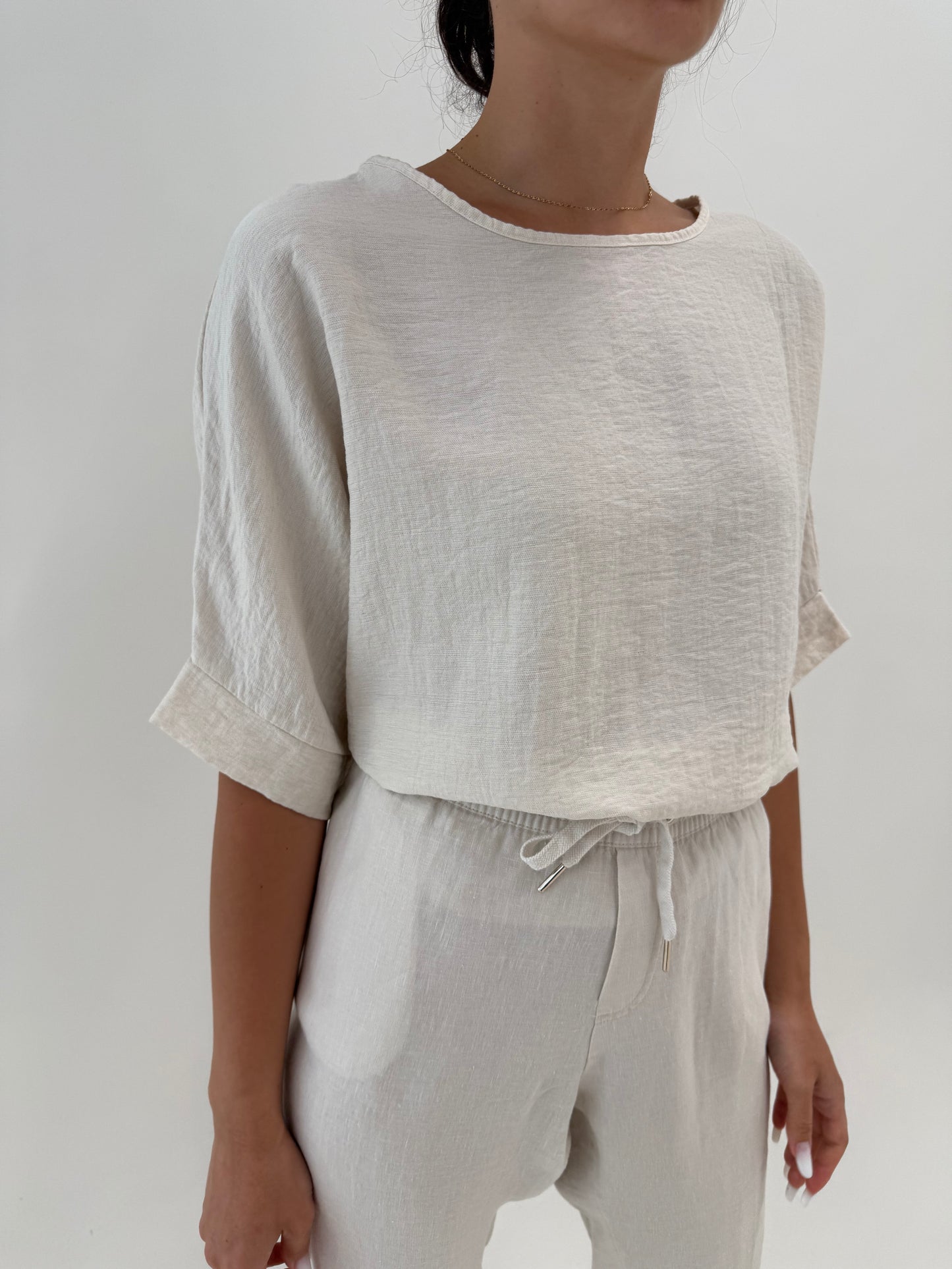 Top nude în croi minimalist din pânză în croi oversized