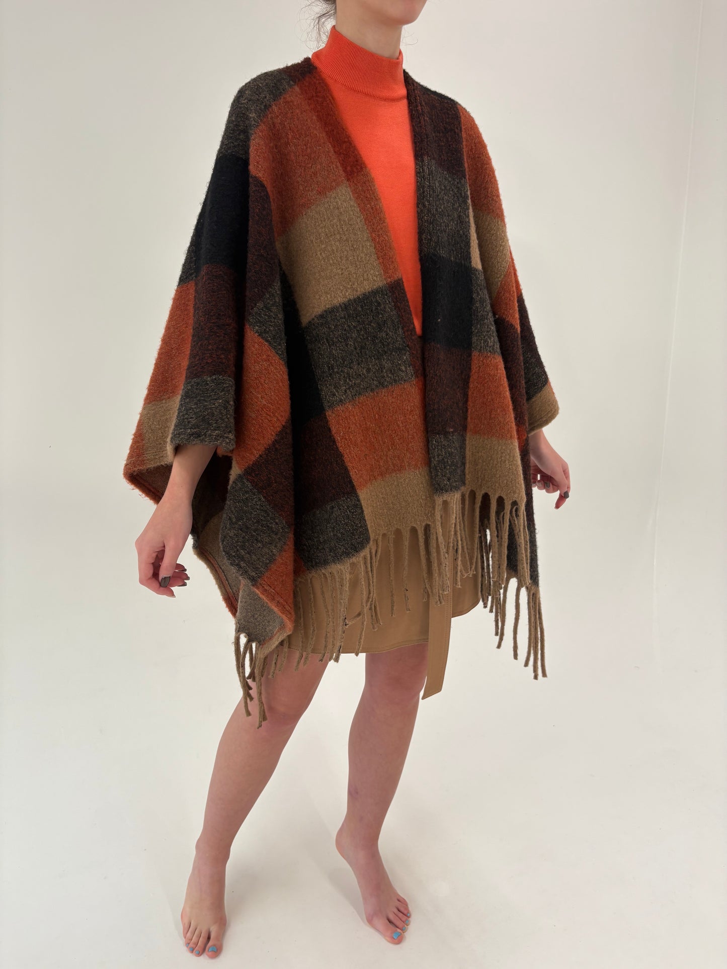 Capa groasă în nuanțe neutre din lana extrafina