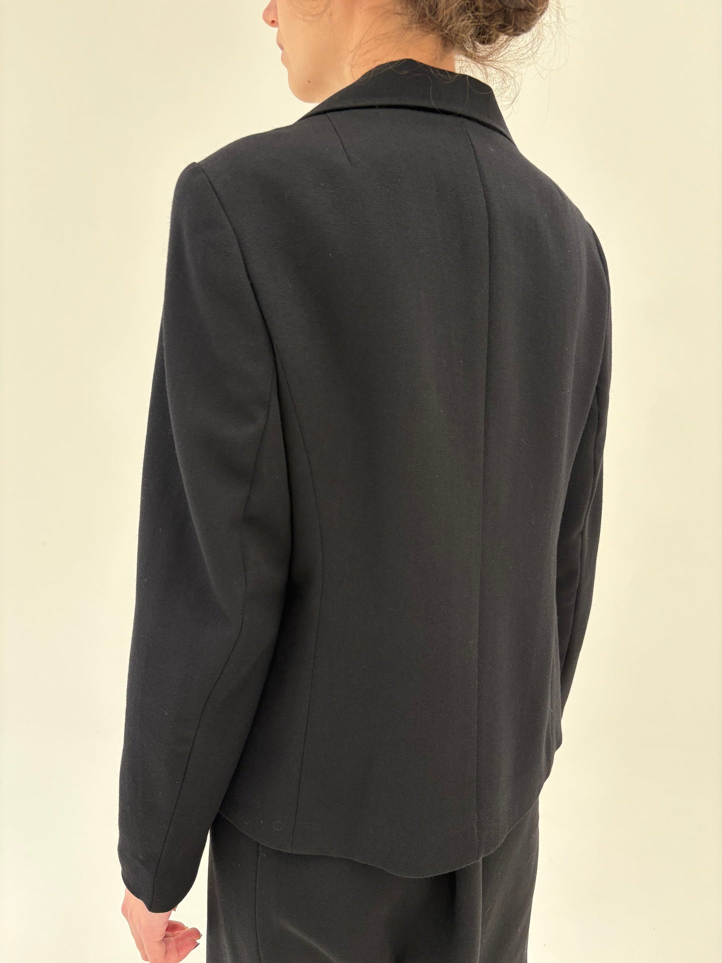 Deux piece vintage negru cu sacou cambrat și revere rotunjite din lana certificată