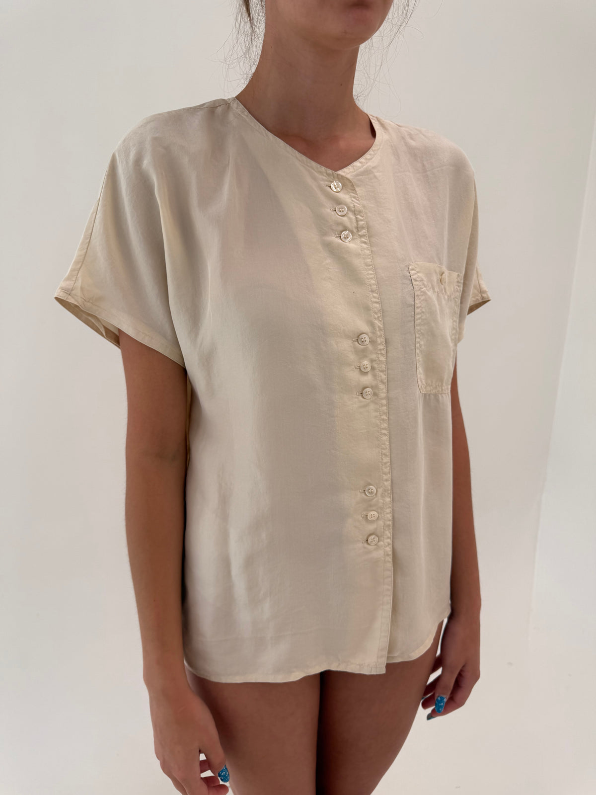 Top light nude in croi retro modern din mătase naturală