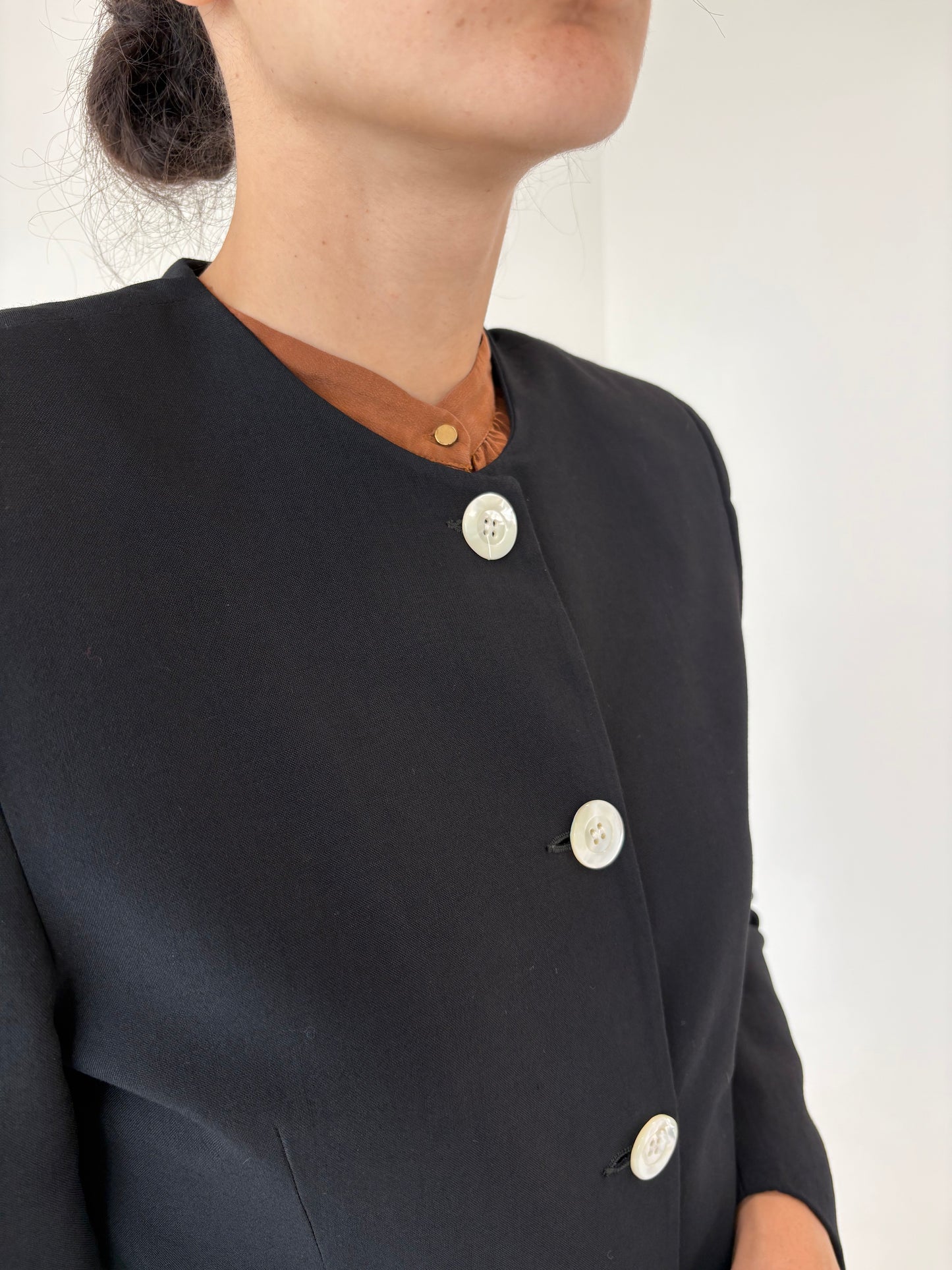 Sacou negru în stil Chanel din lana extrafina cu nasturi constrânși