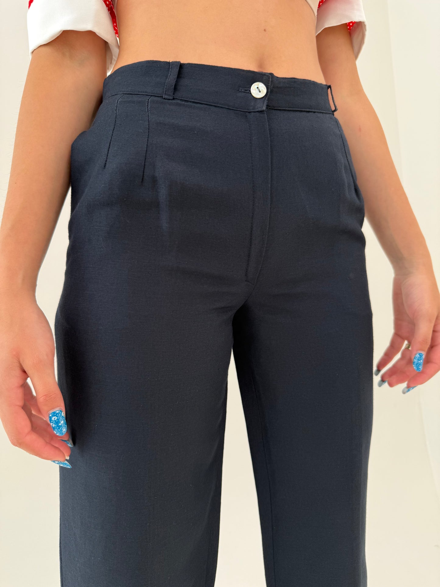 Pantaloni Navy blue cu pense din pânză în croi clasic