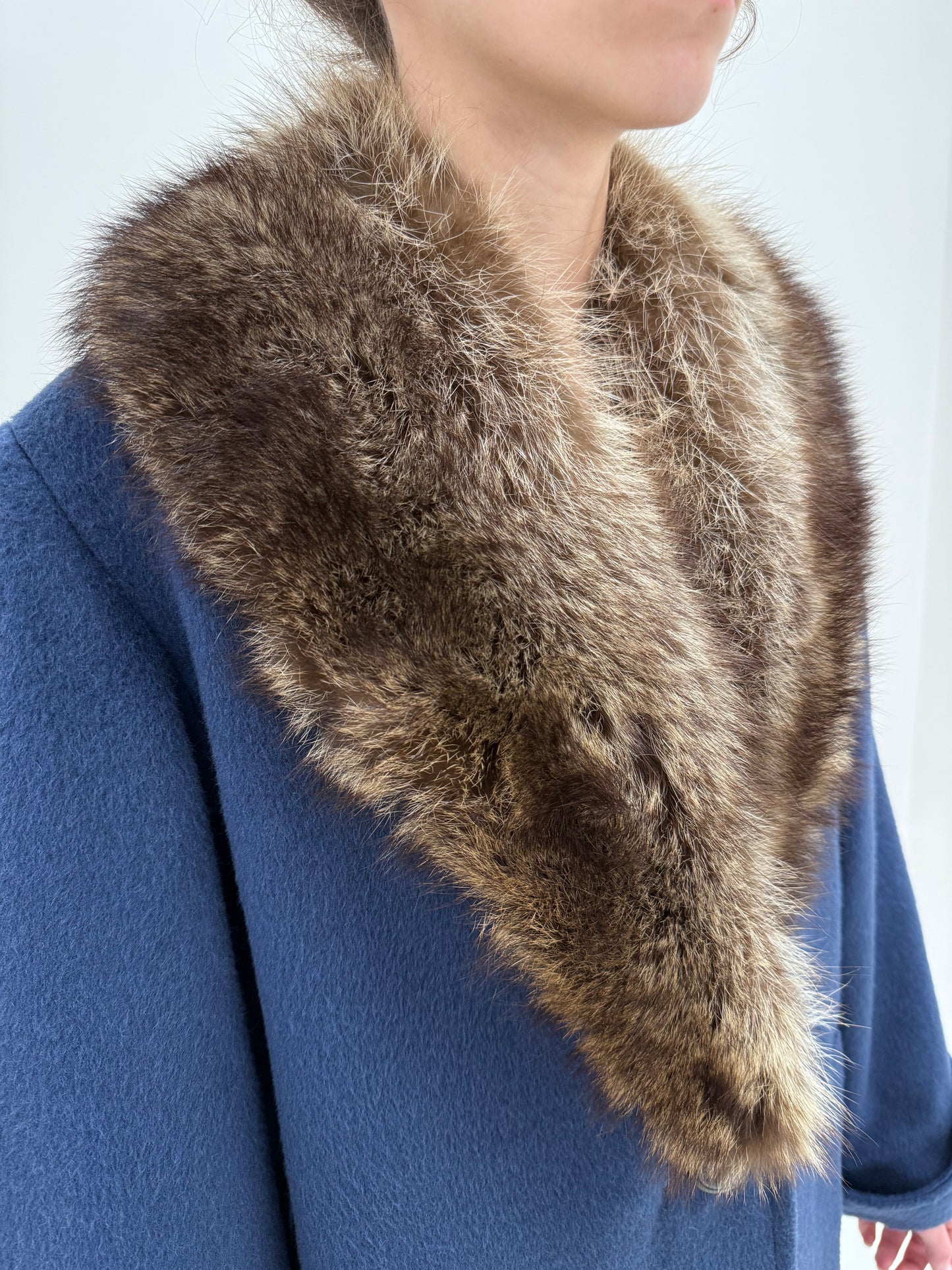 Palton vintage în croi minimalist din lana groasă cu guler amplu de blană naturală