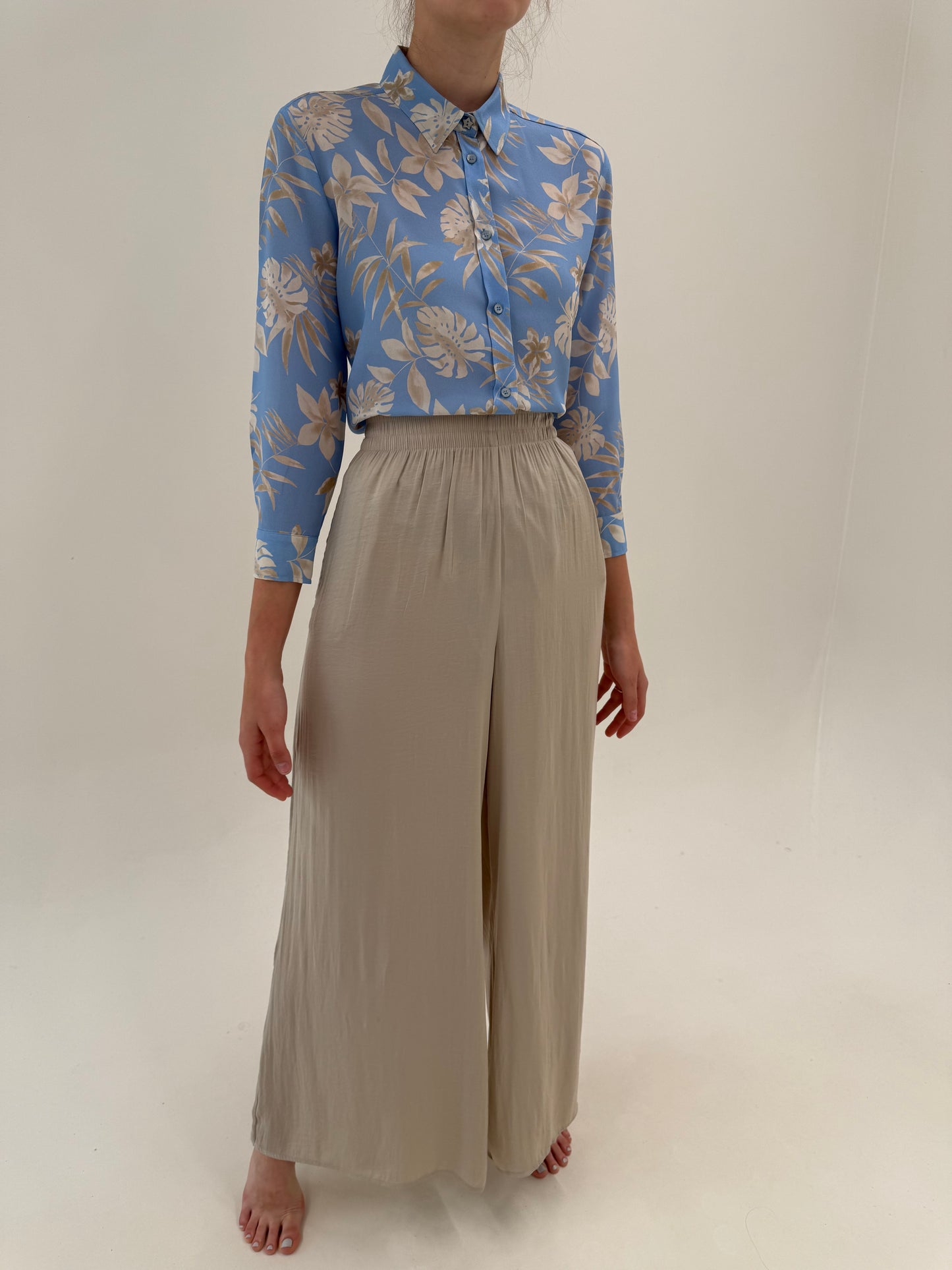 Pantaloni palazzo sand nude ușor satinați cu talie ultra înaltă elastică super ampli
