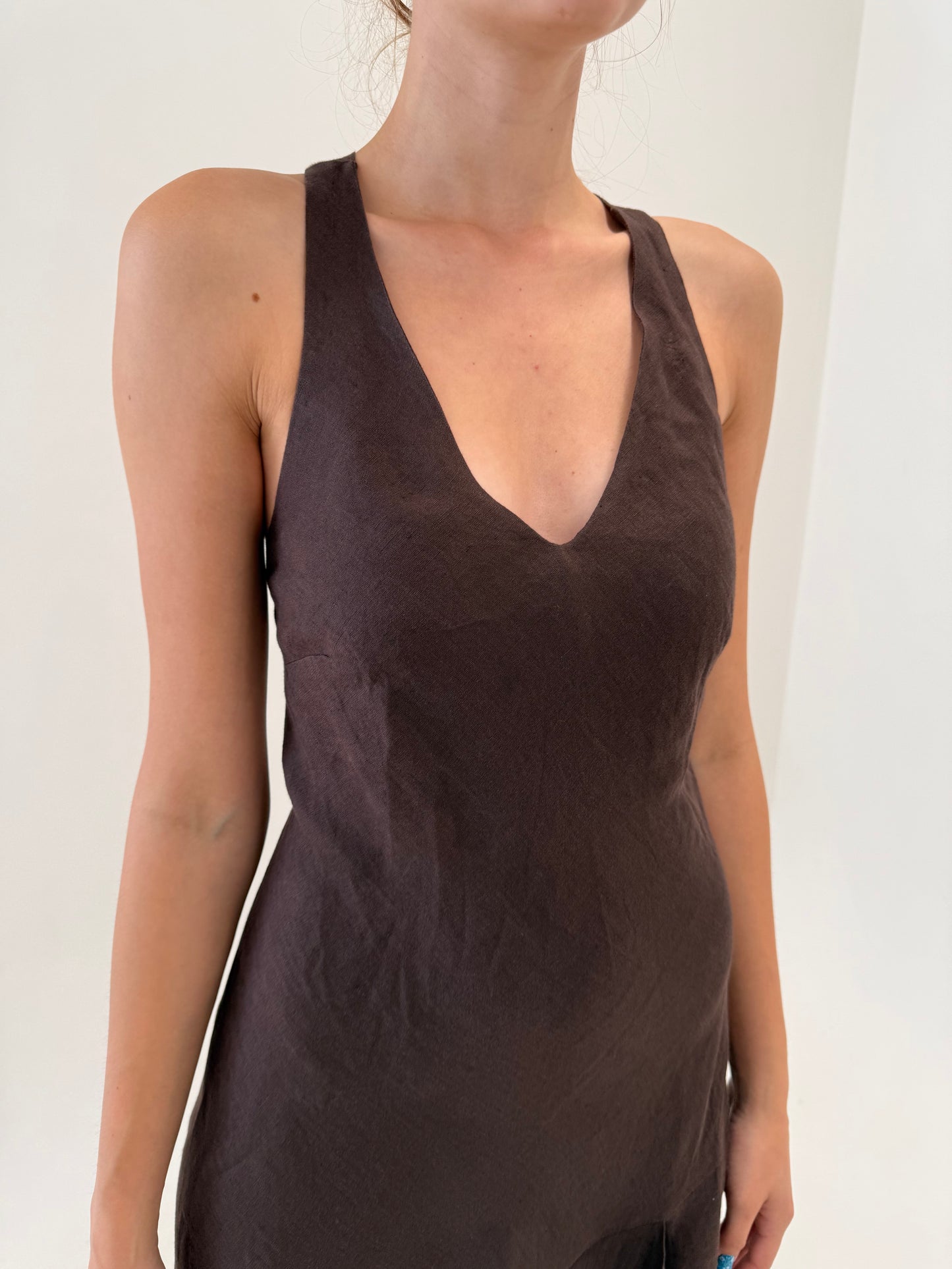 Rochie maxi espresso brown din in premium cu talie marcată în bie