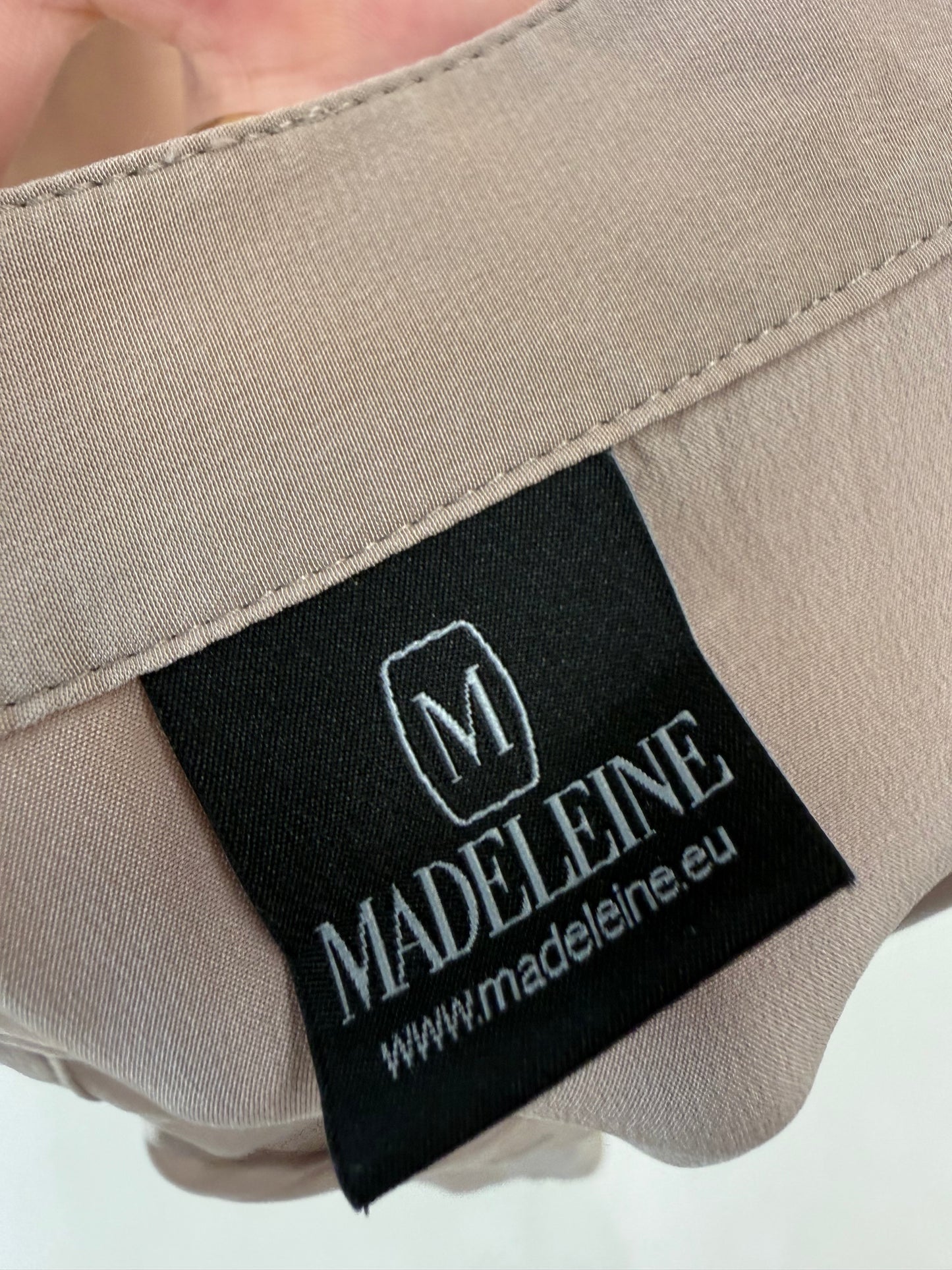 Cămașa luxury Madeleine petite cafe au lait din mătase naturală în croi lung