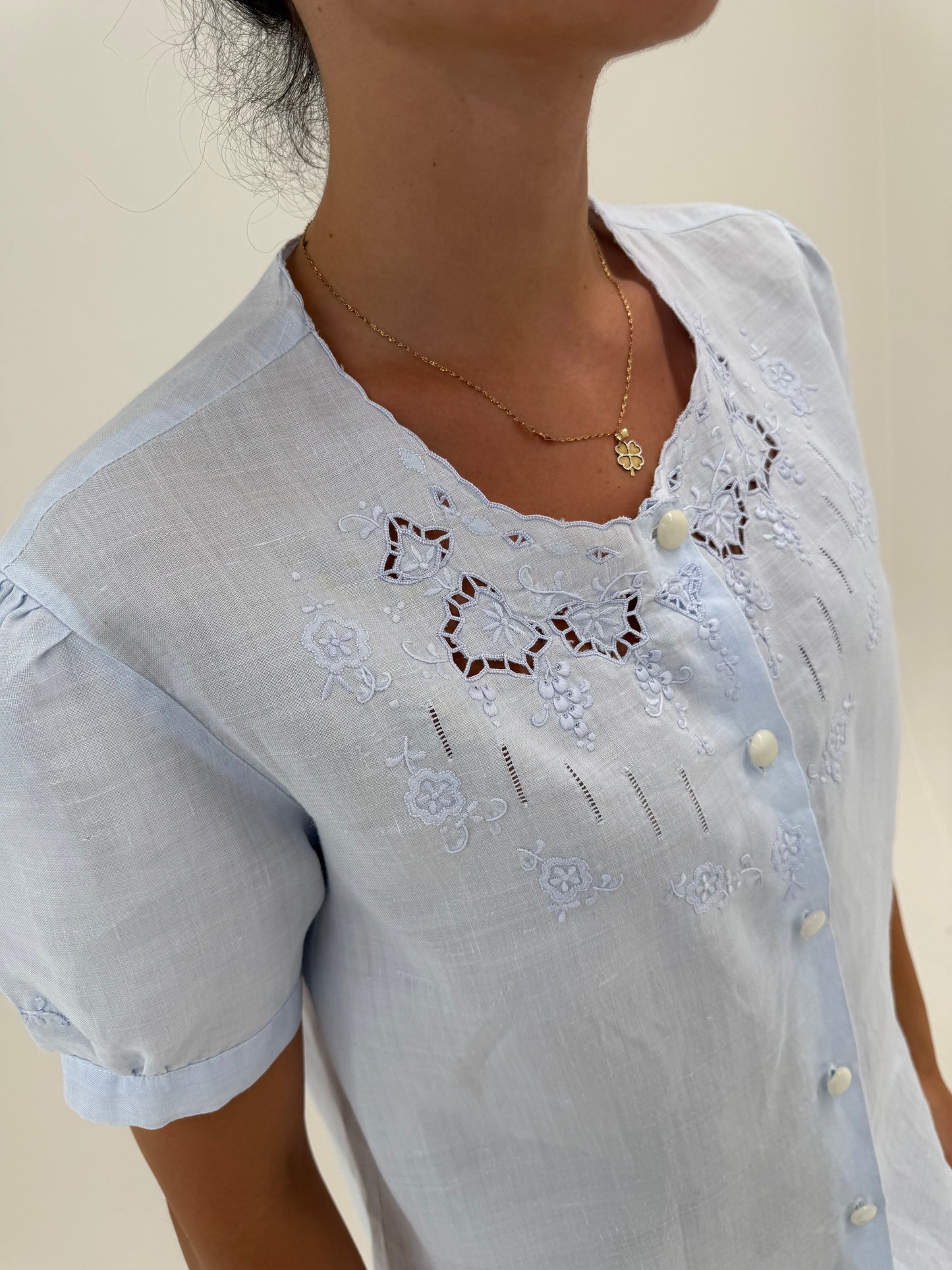 Cămașa baby blue bijuterie din in brodat manual
