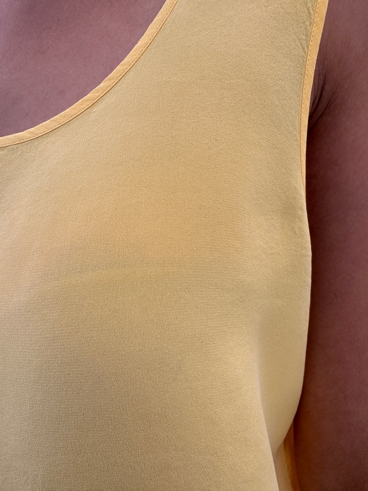 Top butter yellow din mătase naturală în croi minimalist