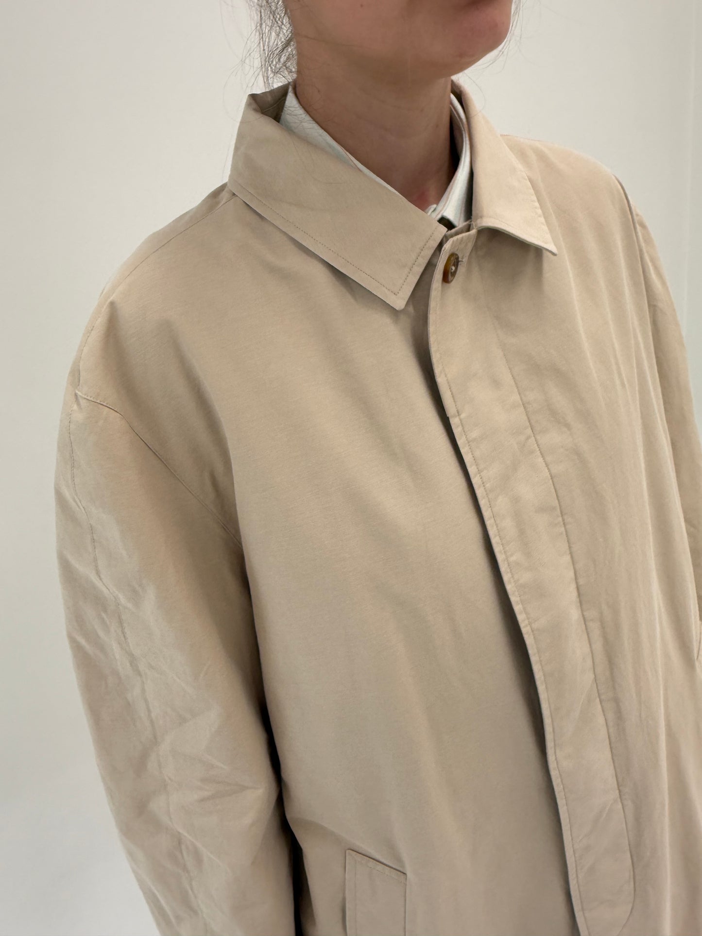 Trench tall Loro Piana nude de vară din bumbac în croi clasic