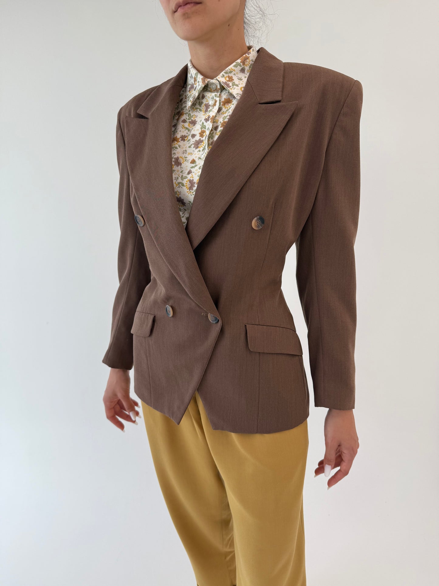 Sacou cambrat chocolate brown cu închidere dublă din lana extafina