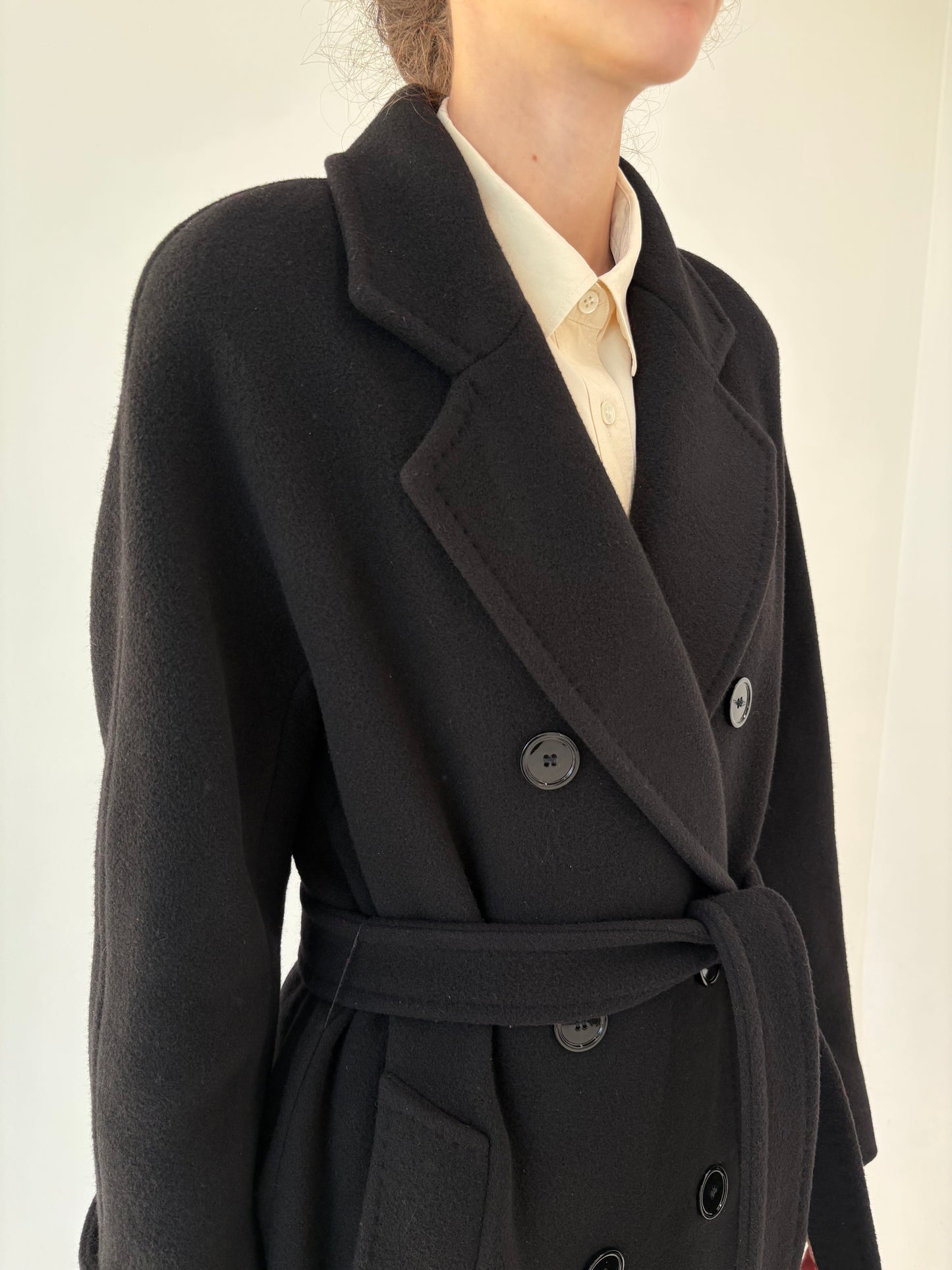 Palton negru din stofă plină de lana extrafina cu cordon