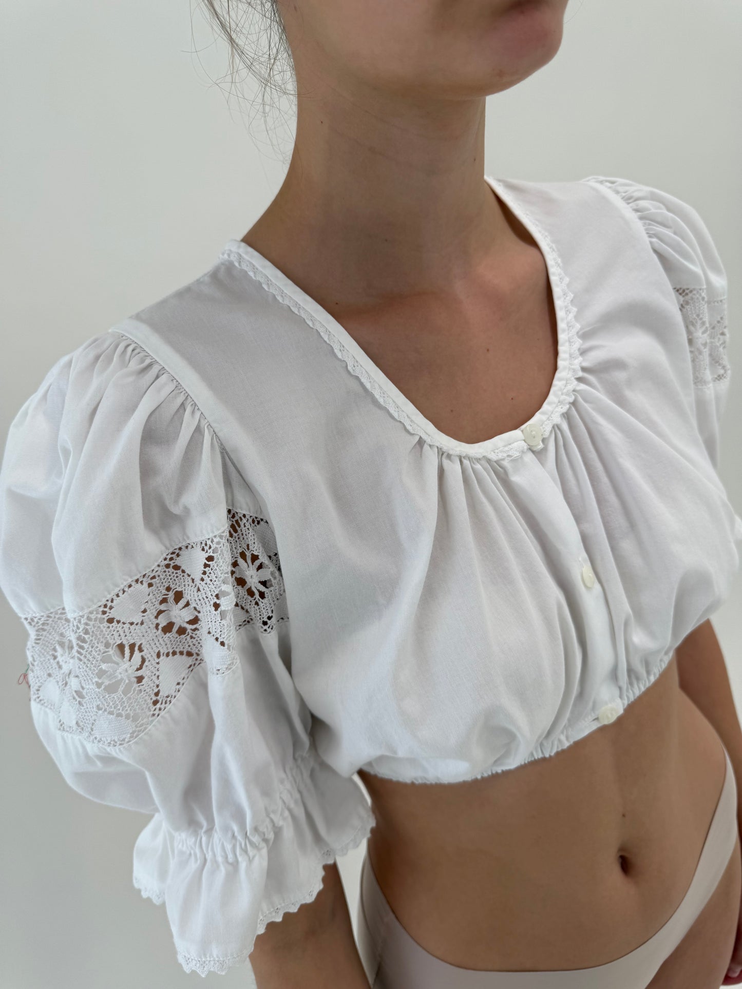 Top vintage din panzica de bumbac cu inserții de dantelă macrame