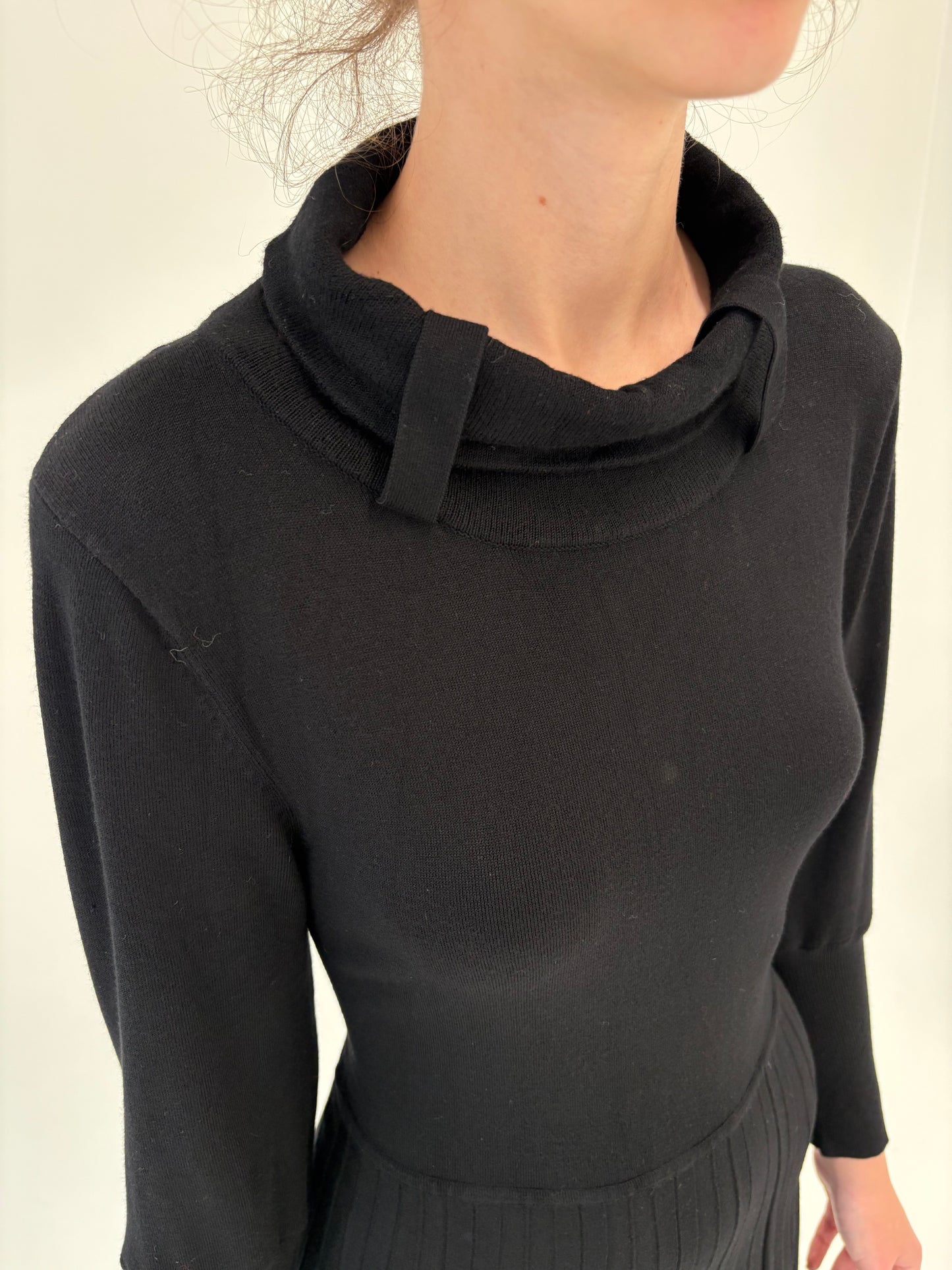 LBD tip Maleta cu guler sal din jerse cu fustă plisată