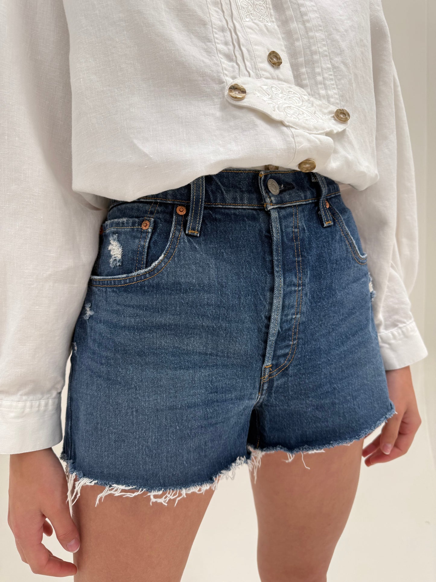 Pantaloni scurți Levi’s din jeans dark wash