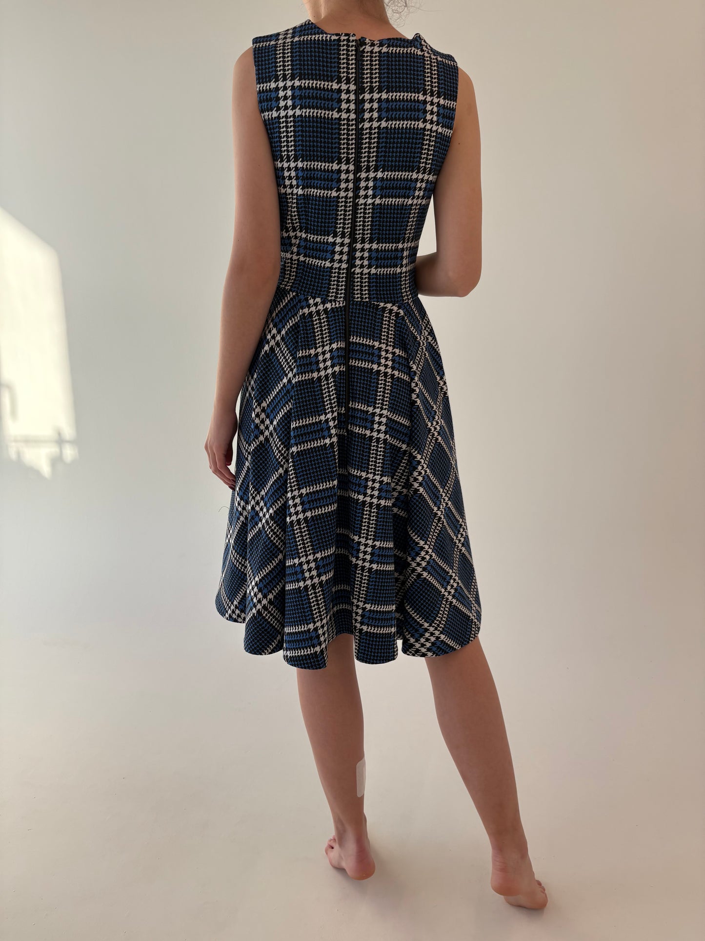 Rochie în carouri pied du coq ultra amplă cu talie marcată din jerse greu