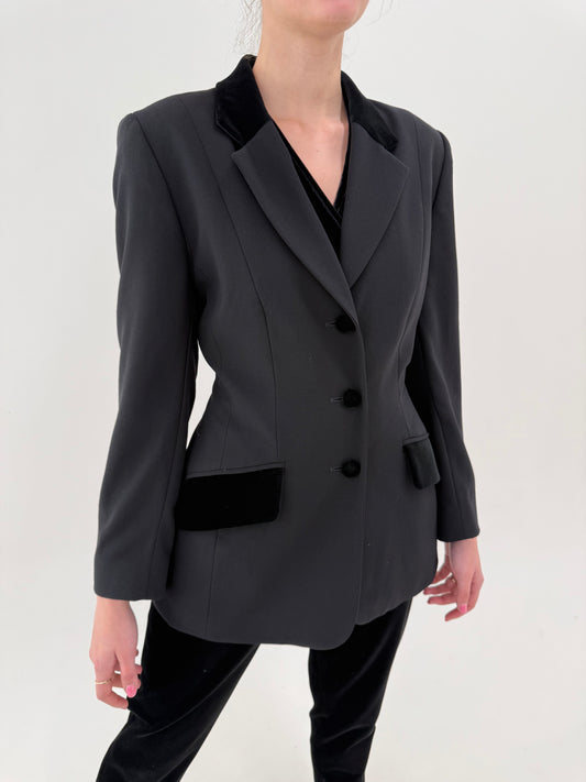 Sacou negru cambrat din lanita subțire cu inserții de catifea