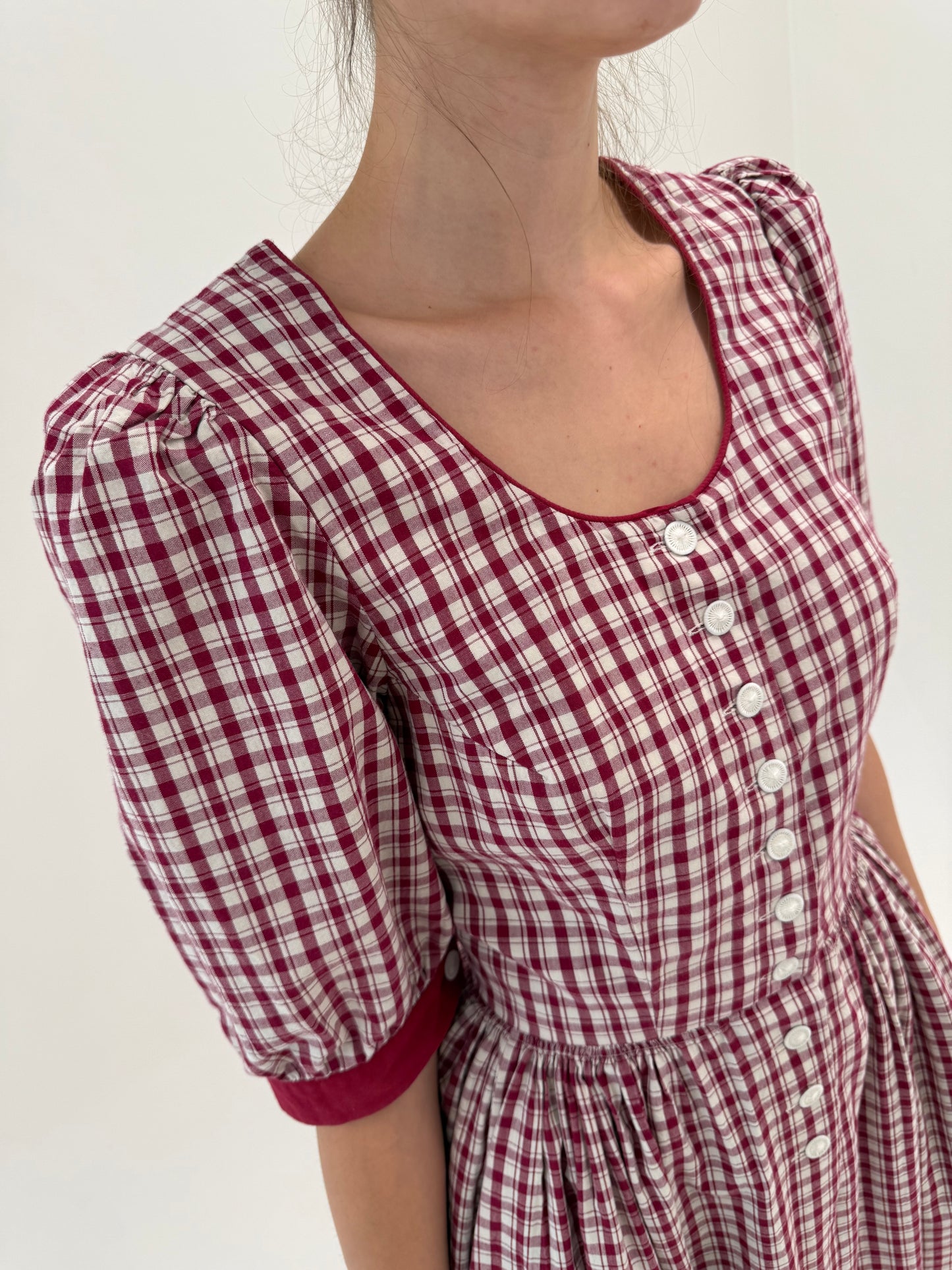 Rochie gingham vintage cu corsaj și print burgundy din pânză de bumbac
