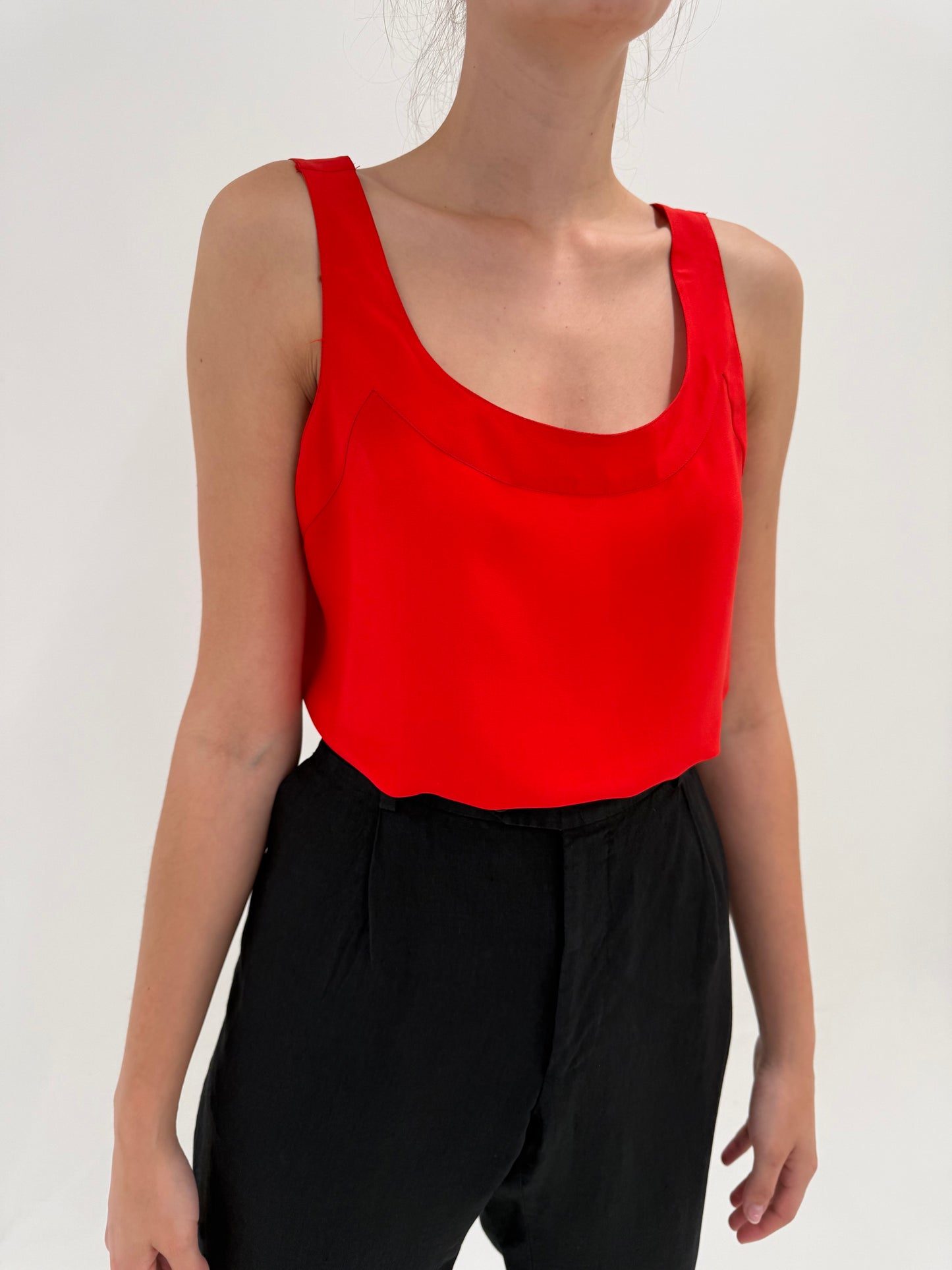 Top din mătase naturală în croi minimalist cherry red