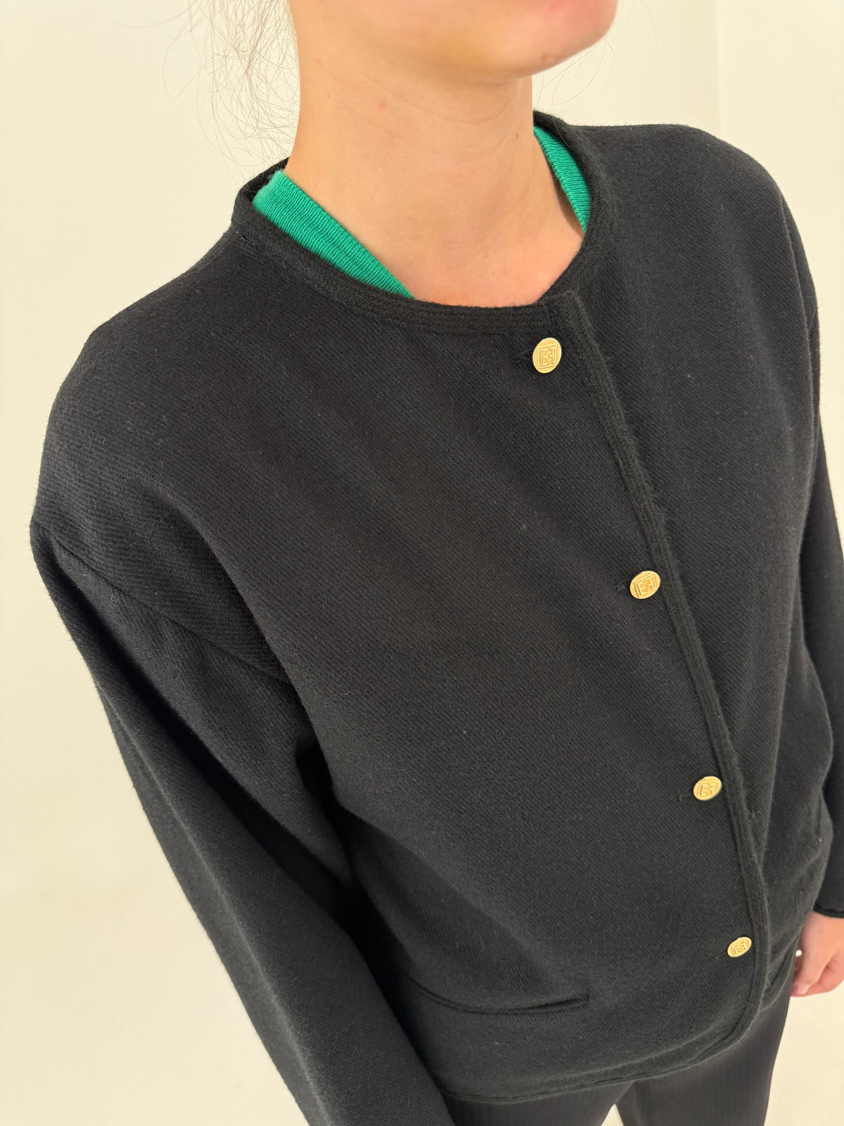 Sacou vintage negru în croi minimalist ușor boxy cu talie marcată la spate