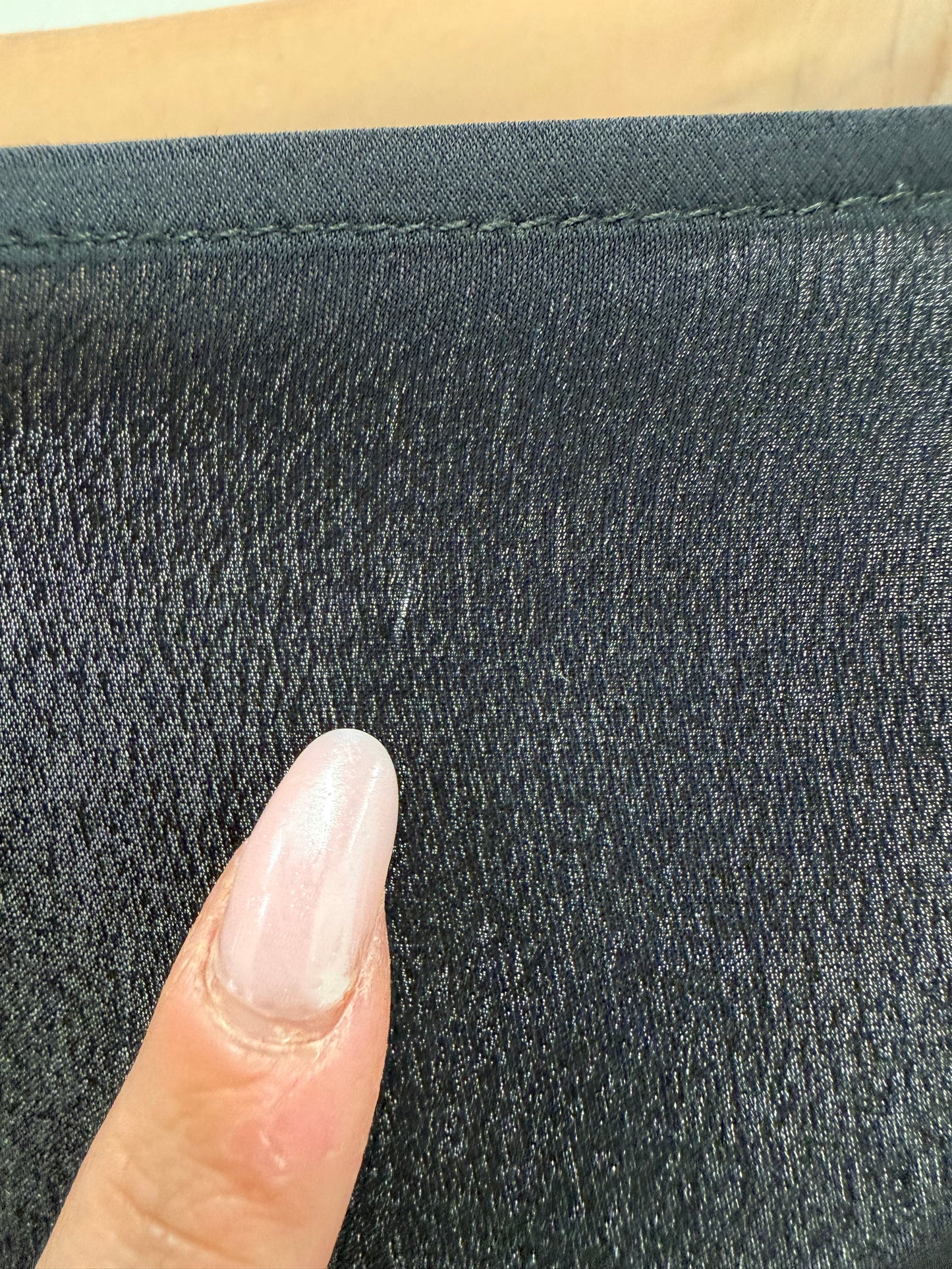 Top negru din mătase naturală în croi minimalist