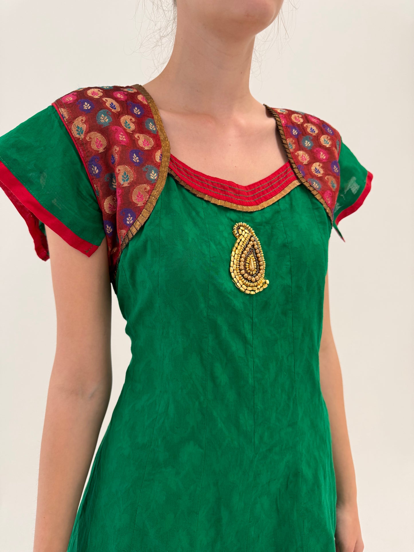 Rochie verde smarald cu aplicații manuale și broderie din pânză de bumbac