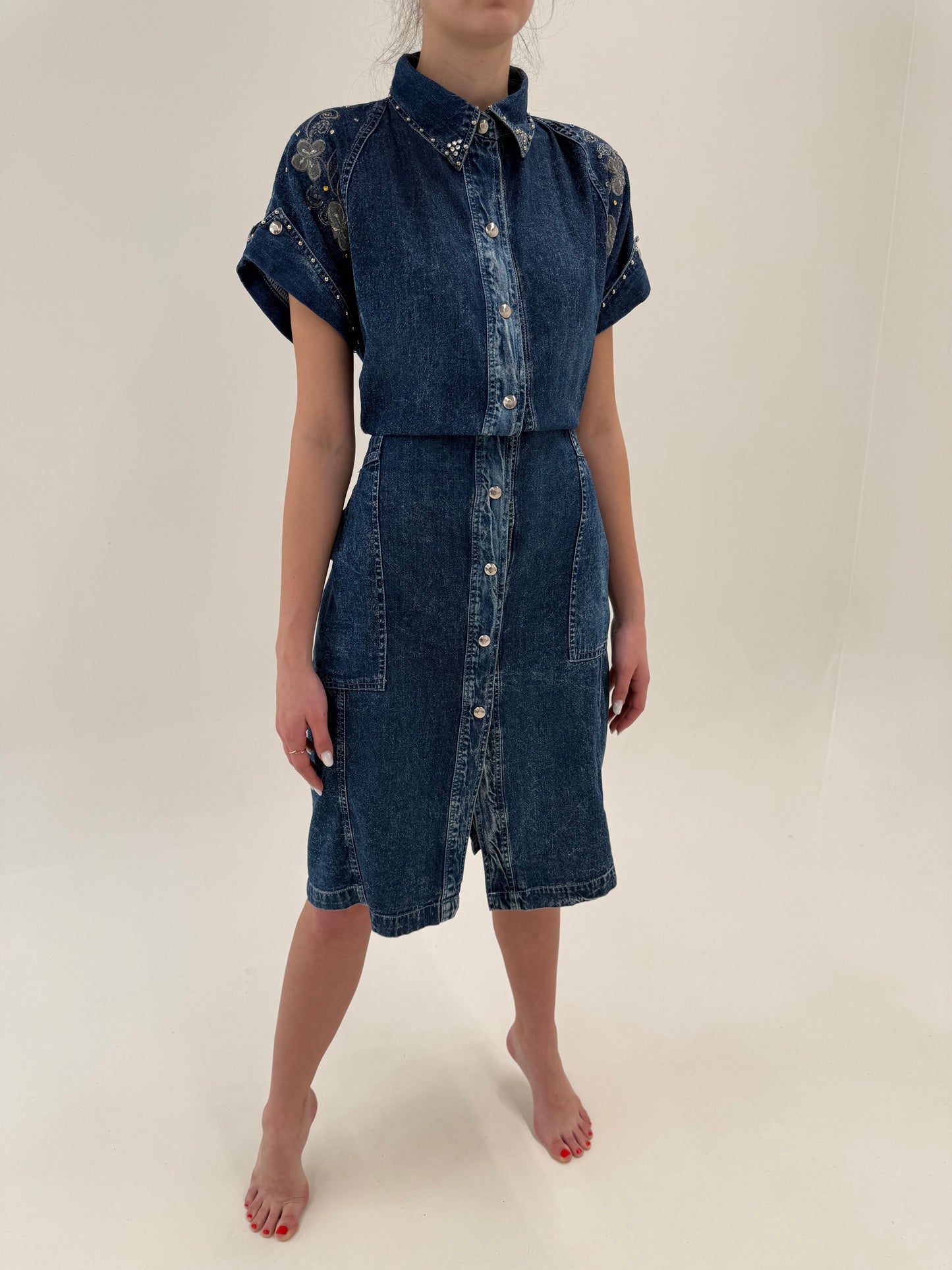Rochie vintage din jeans cu talie uktra înaltă marcată elastică și broderie