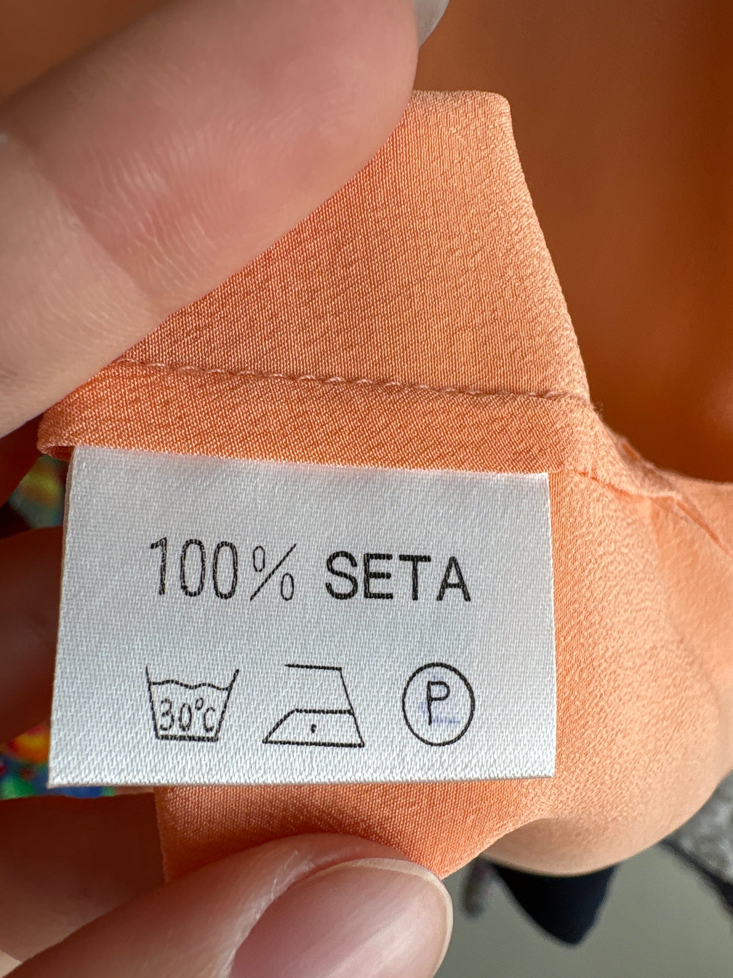 Top light orange din mătase naturală în croi minimalist