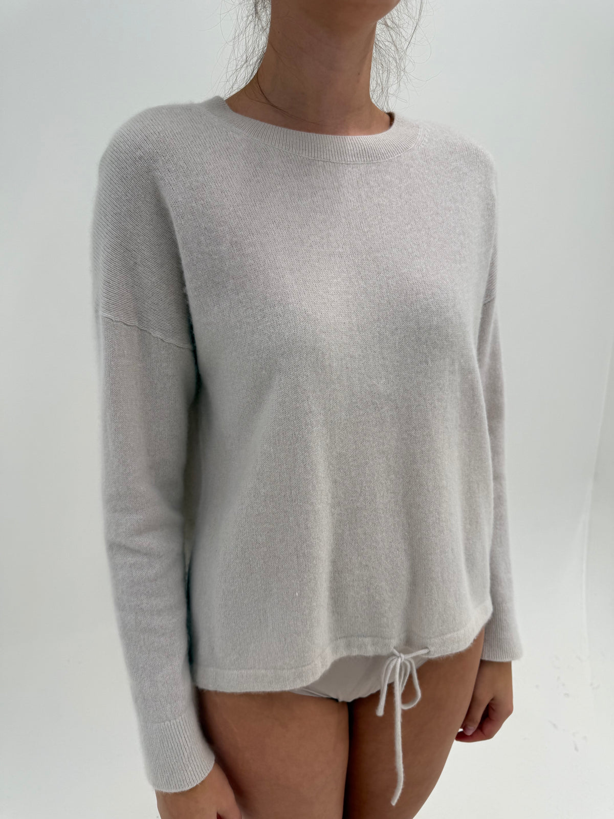 Pulover off white din cașmir cu influențe casual chic și croi oversized