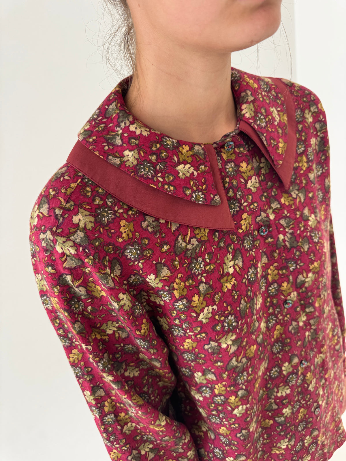 Cămașa vintage burgundy cu print dleisal în culori superbe și guler mare dublu