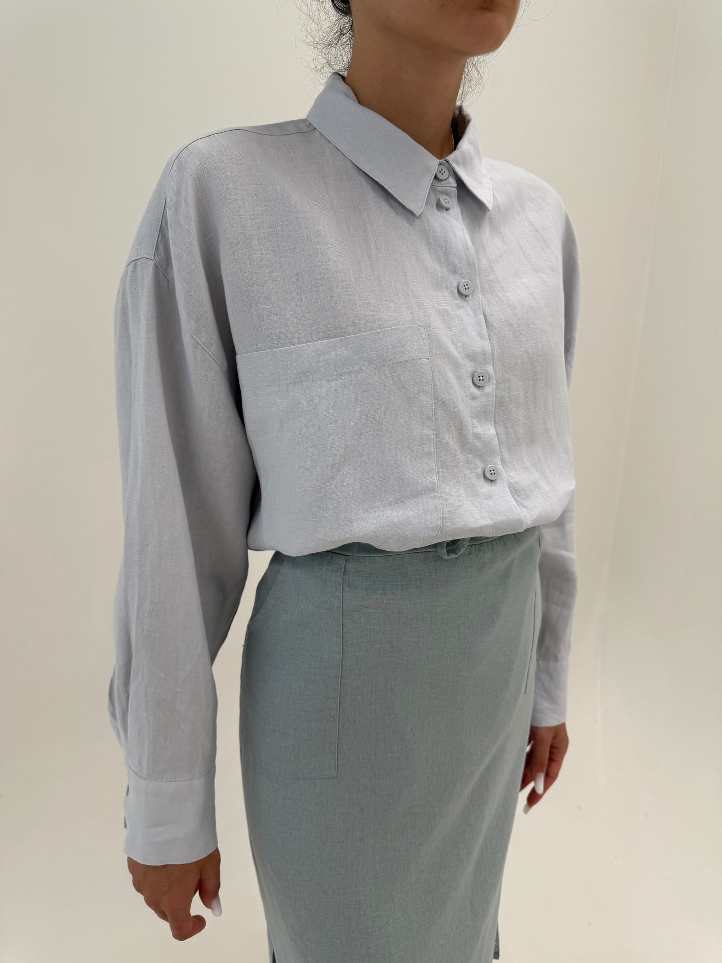 Cămașa dusty baby blue din in premium în croi oversized