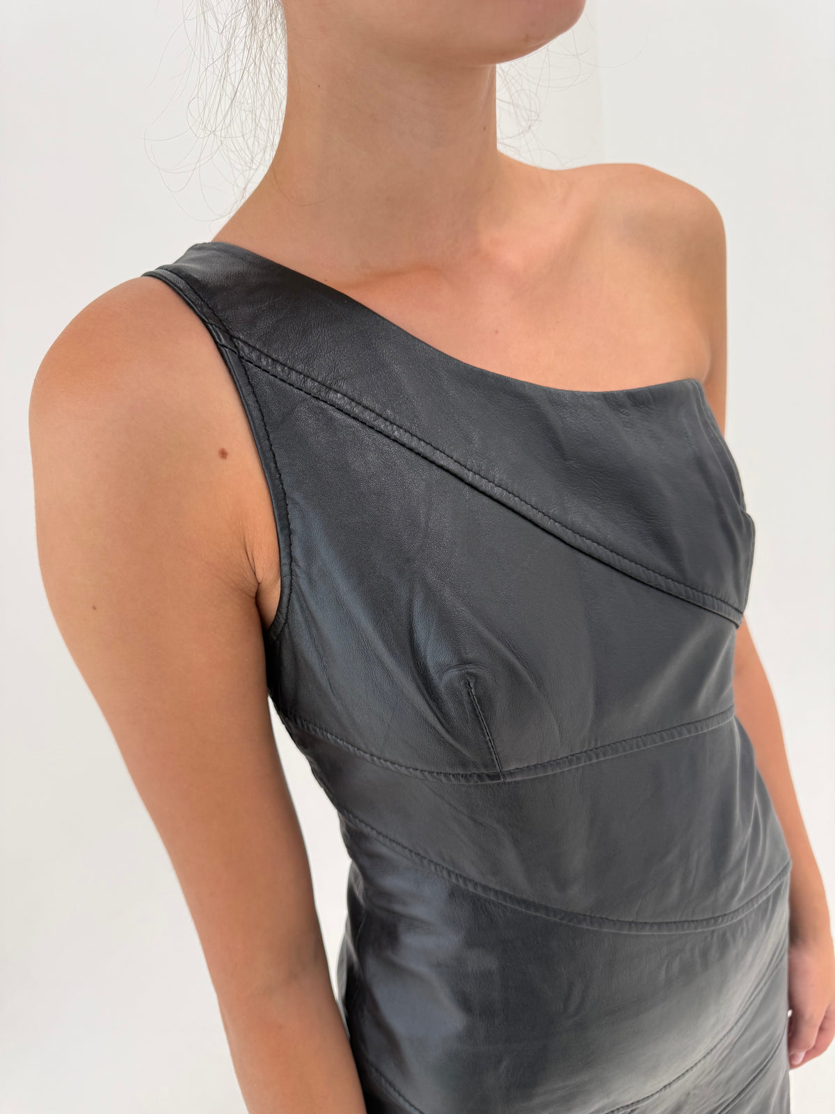 Rochie din piele naturală extra moale și fină bodycon în croi asimetric