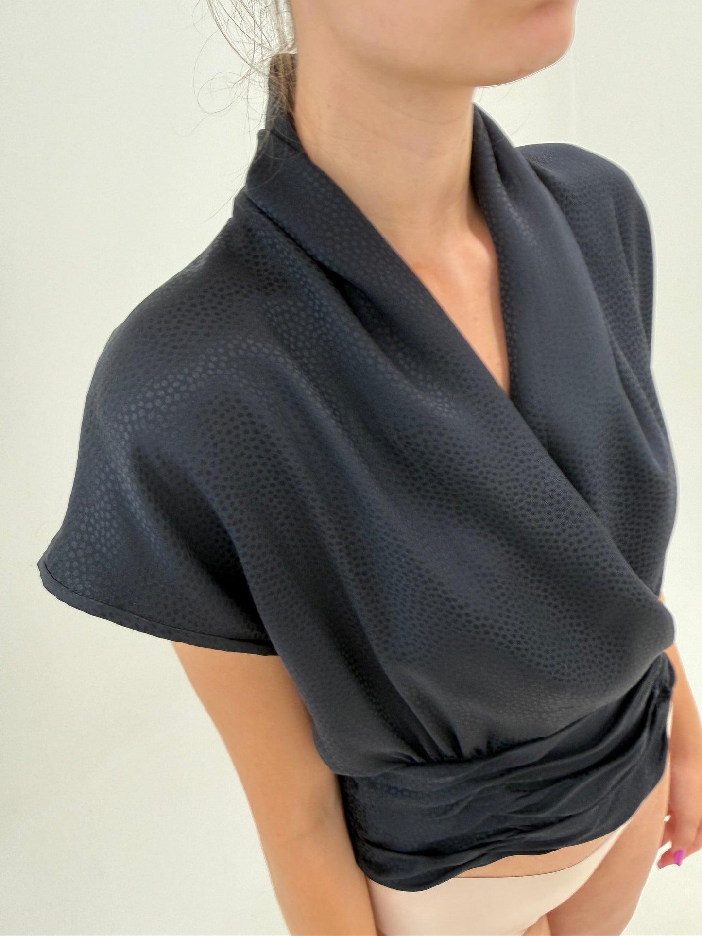 Top negru de designer italian în croi petrecut din mătase naturală de la zi la seară