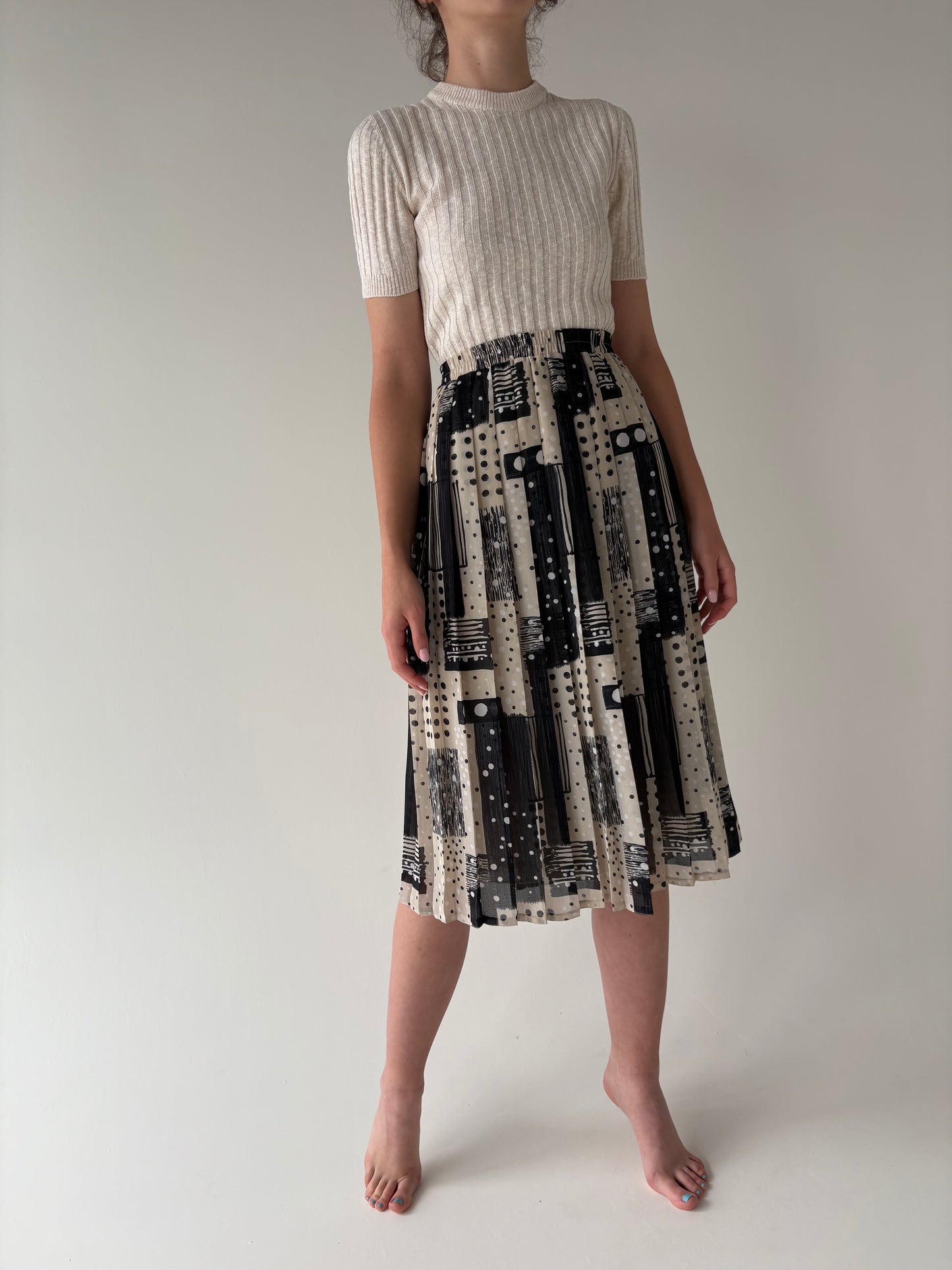 Fustă vintage  plisată cu buline și print geometric în culori neutre