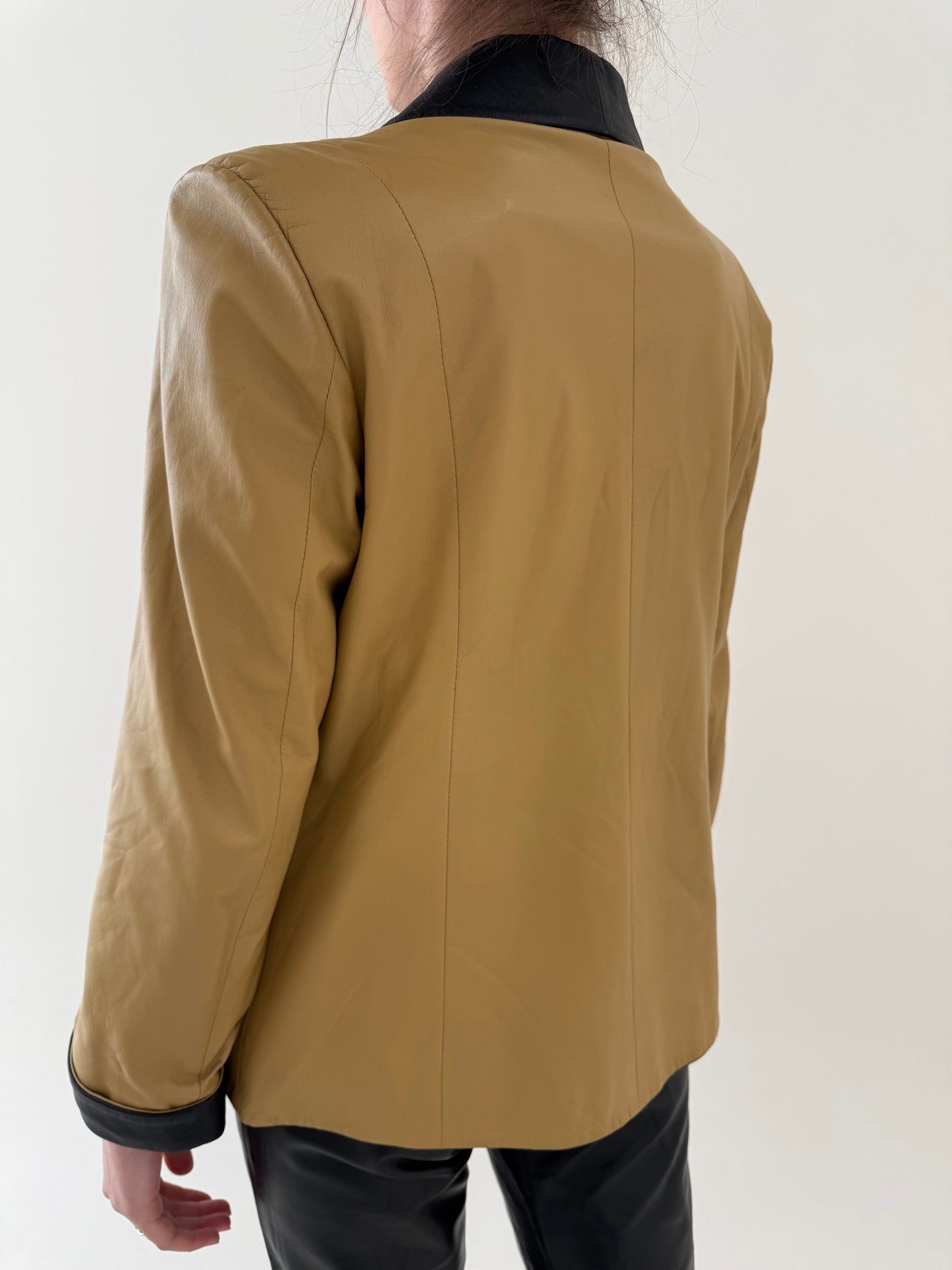 Sacou camel din piele naturală extrem de moale cu revere și manșete contrastante