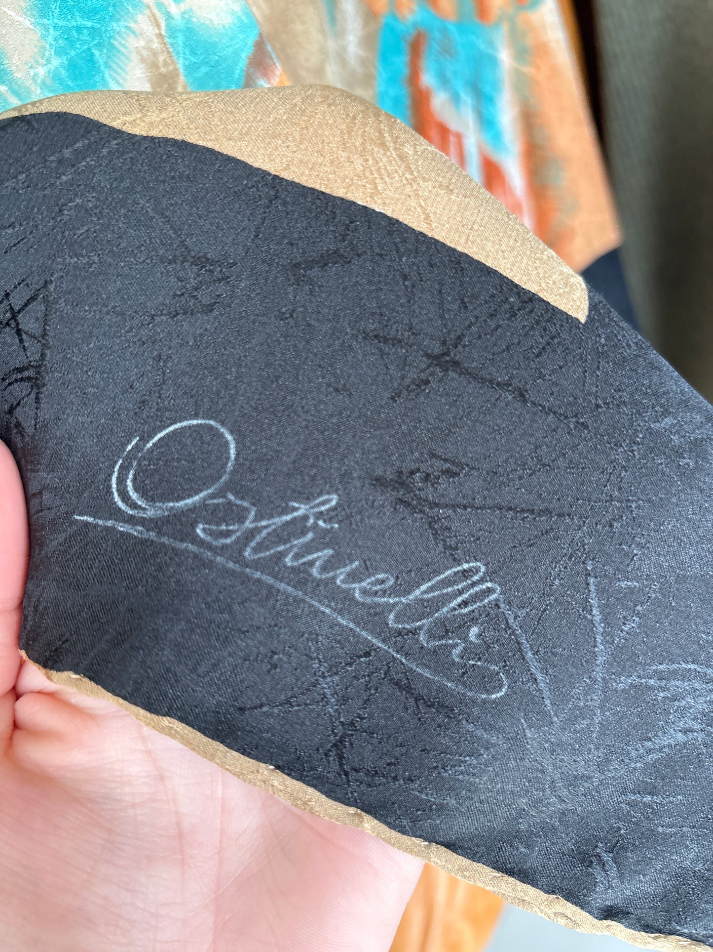 Eșarfă XL din mătase naturală cu paspoal negru