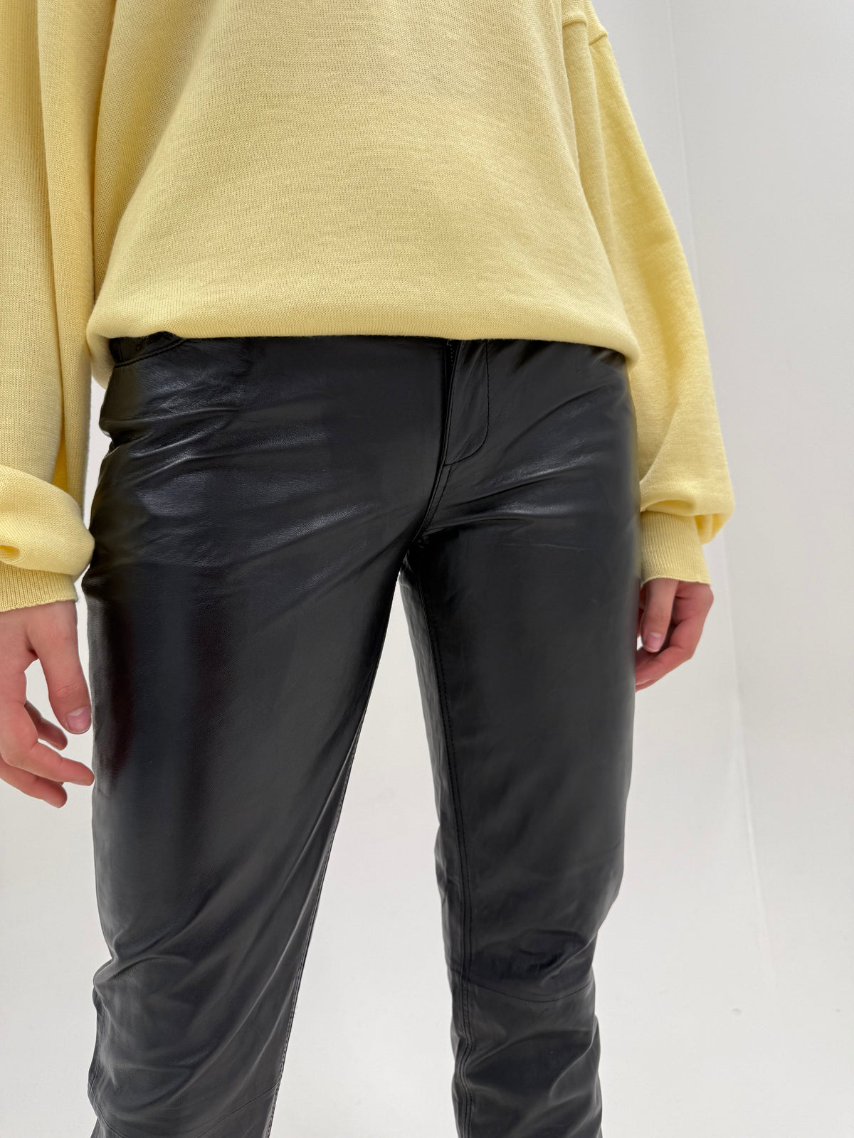 Pantaloni Tommy Hilfiger din piele naturală extrem de moale tall in croi pe picior