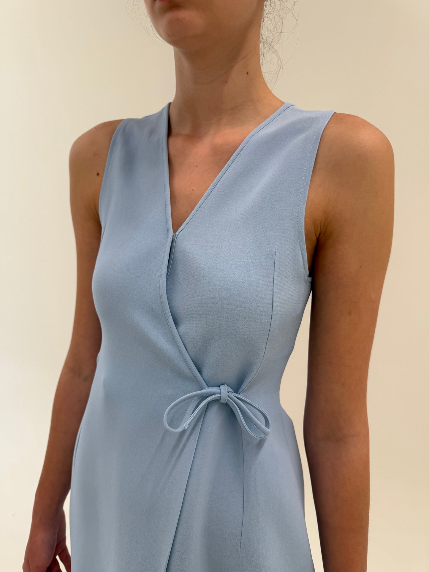 Rochie Moschino baby blue în croi petrecut și fundițe la spate
