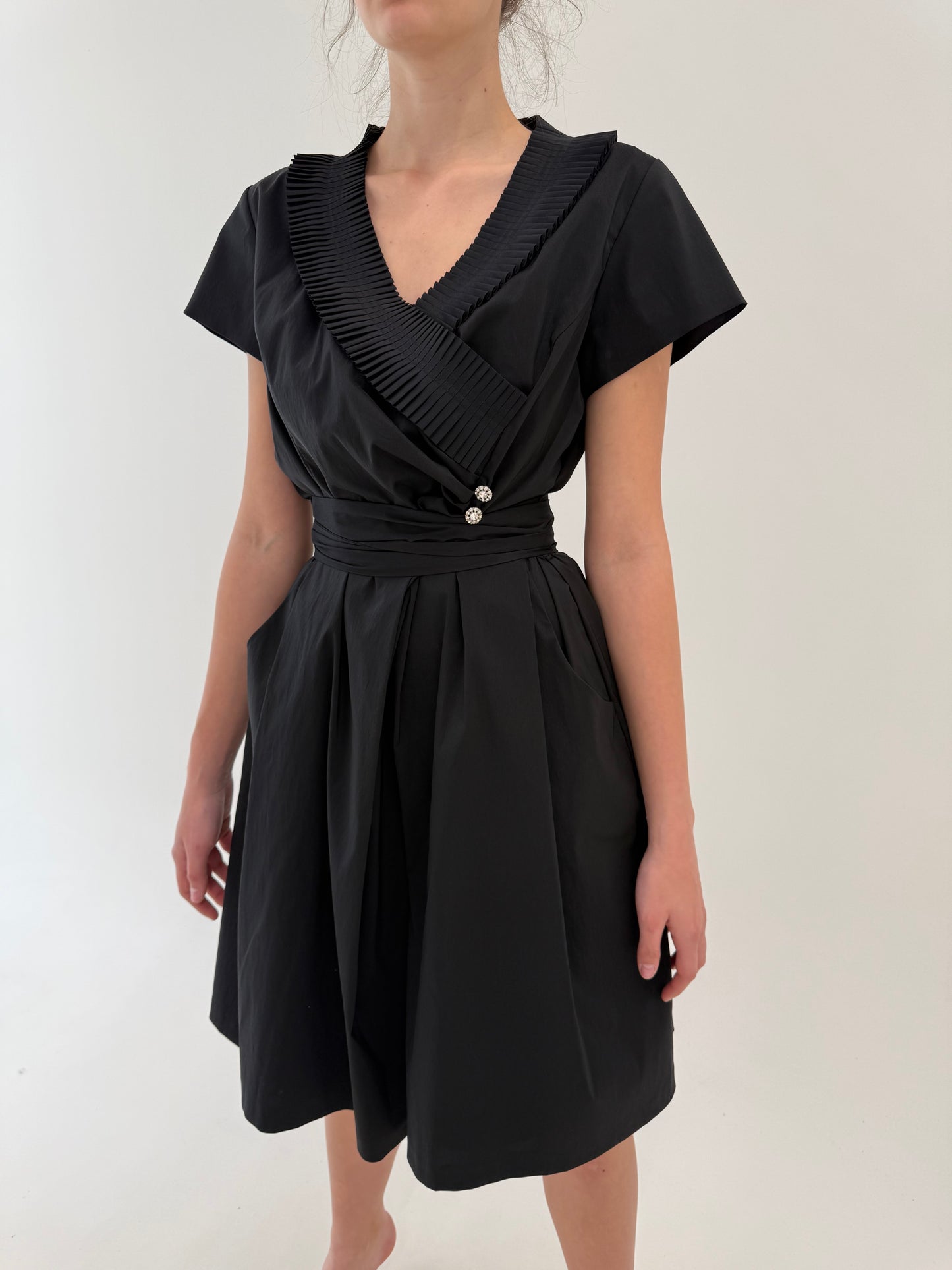 LBD de la business la cocktail ultra chic in croi drapat și bust petrecut