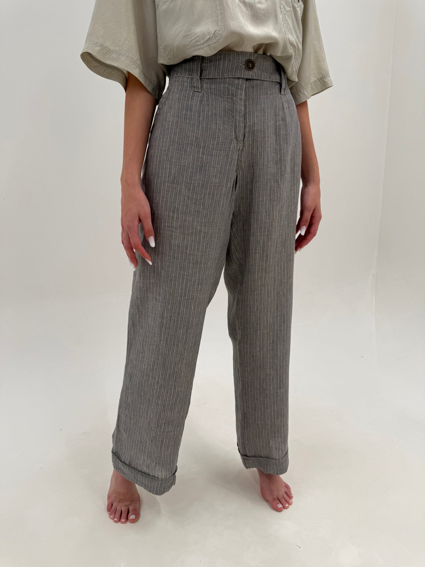 Pantaloni tall warm gray din pânză de in cu pense și dungi fine verticale