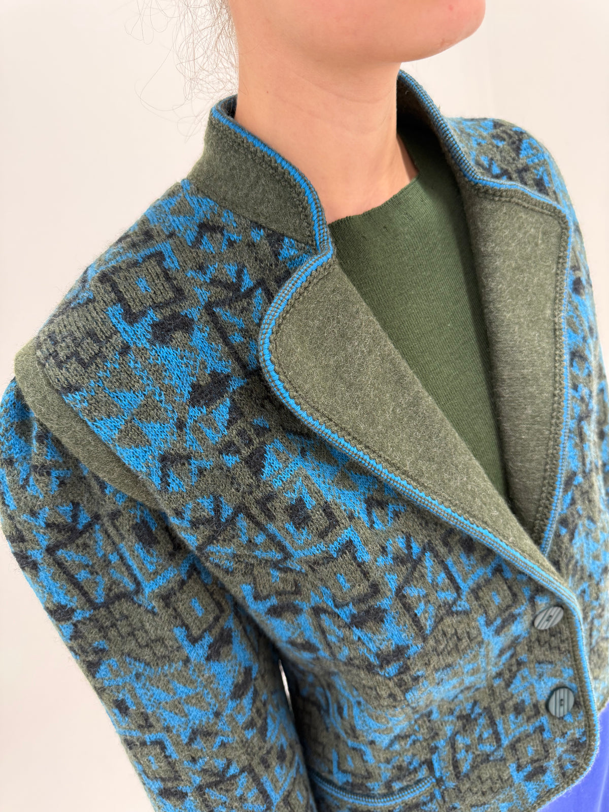 Jacheta vintage din tricot dens gros de lana în croi cambrat și culori superbe